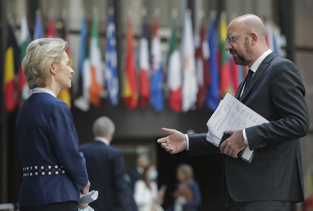 Chủ tịch Ủy ban châu Âu Ursula van der Leyen (trái) và Chủ tịch Hội đồng châu Âu Charles Michel trò chuyện sau Hội nghị thượng đỉnh trực tuyến hôm 19/6. Ảnh: EPA