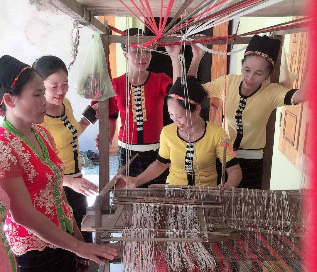 Chị em tổ tiết kiệm và vay vốn bản Làng Xiềng, xã Môn Sơn (Con Cuông) phát triển nghề dệt thổ cẩm từ vốn vay Ngân hàng CSXH. Ảnh: Thu Huyền