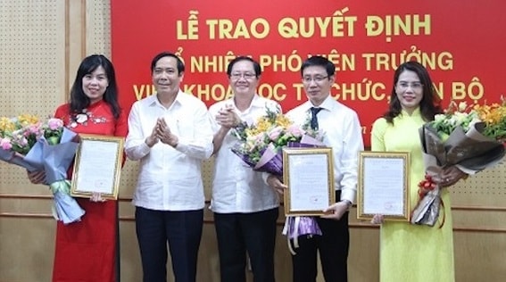 Ba tân Phó viện trưởng Viện Khoa học tổ chức, cán bộ (cầm hoa) nhận quyết định bổ nhiệm.