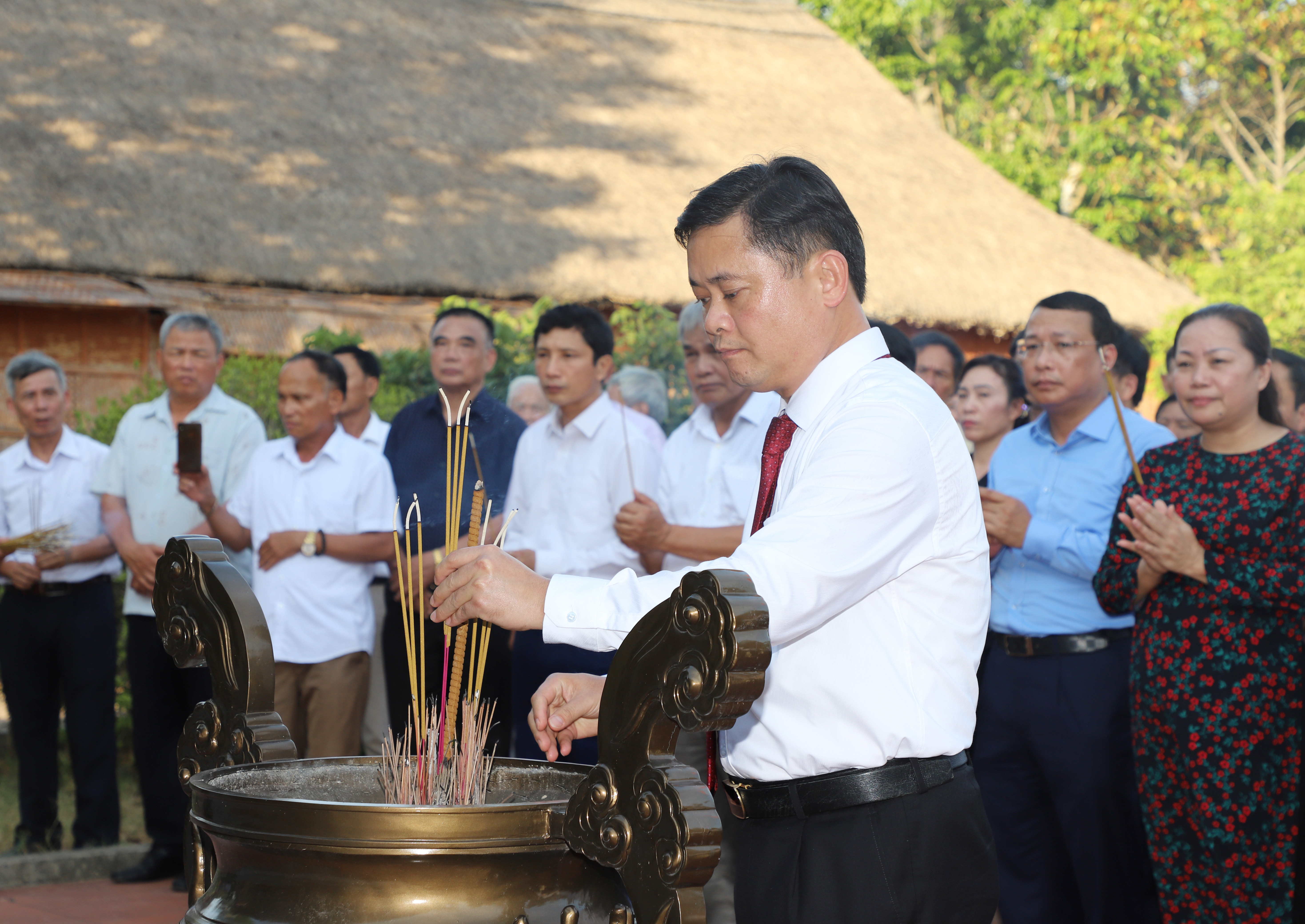 Đồng chí Thái Thanh Quý - Ủy viên dự khuyết Ban chấp hành Trung ương Đảng, Bí thư Tỉnh ủy Nghệ An dâng hương tưởng niệm đồng chí Nguyễn Duy Trinh. Ảnh: Phạm Bằng