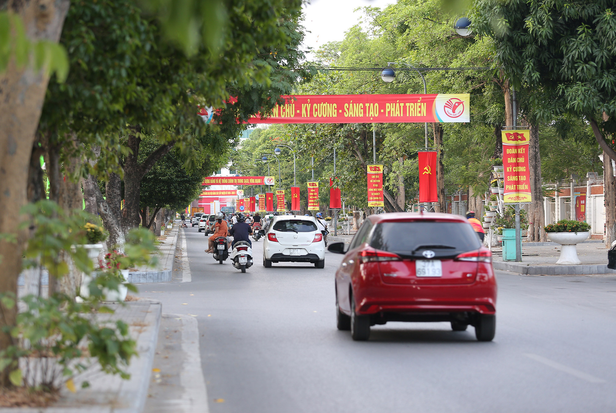 Thành phố Vinh trang hoàng các tuyến đường chào mừng đại hội lần thứ XXIV nhiệm kỳ 2020 - 2025. Ảnh: Lâm Tùng