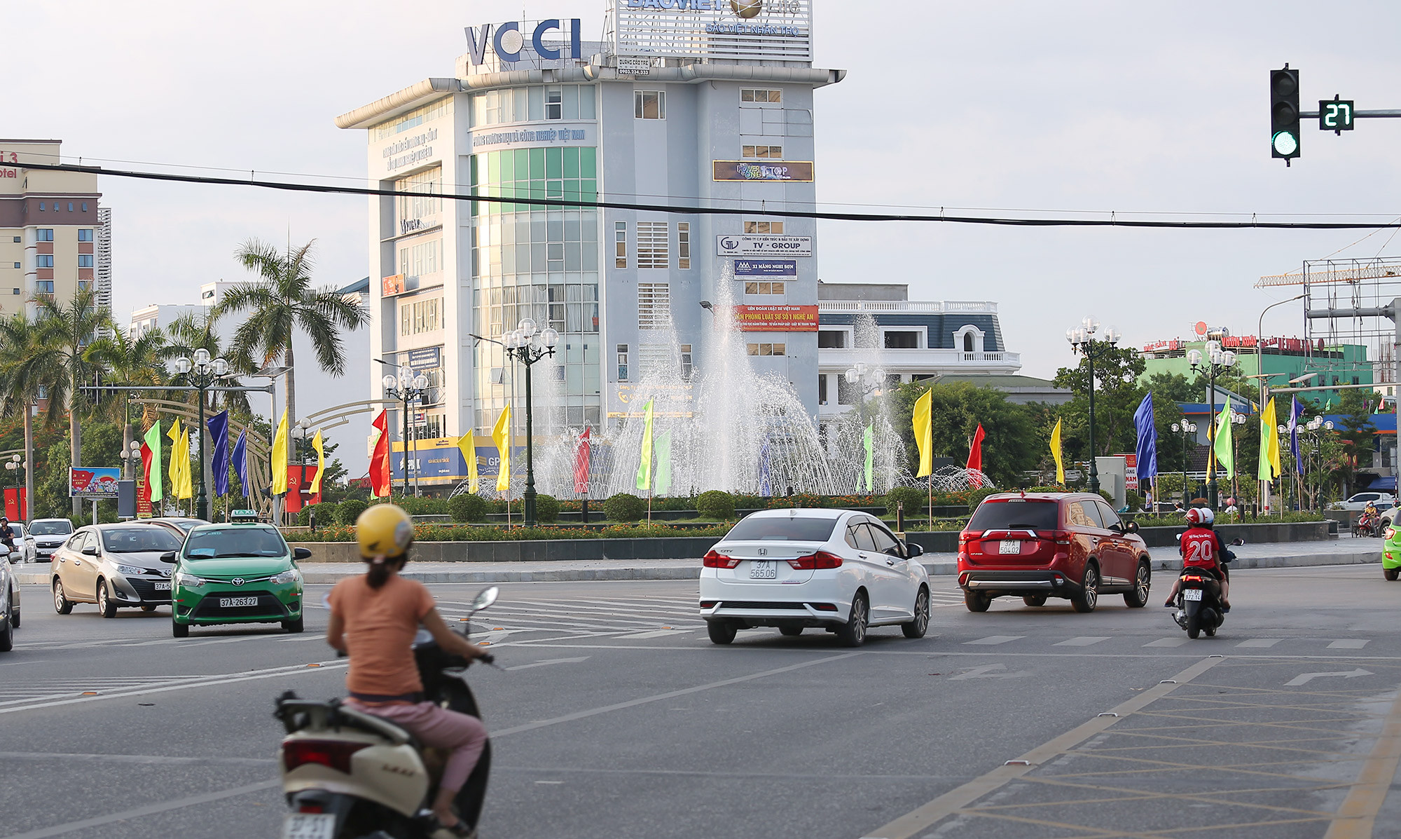 Đài phun nước tại vòng xuyến giao giữa Đại lô Lê nin và đường Trường Thi, đường Nguyễn Phong Sắc hoạt động, thu hút sự chú ý của người dân khi đi qua đây. Ảnh: Lâm Tùng