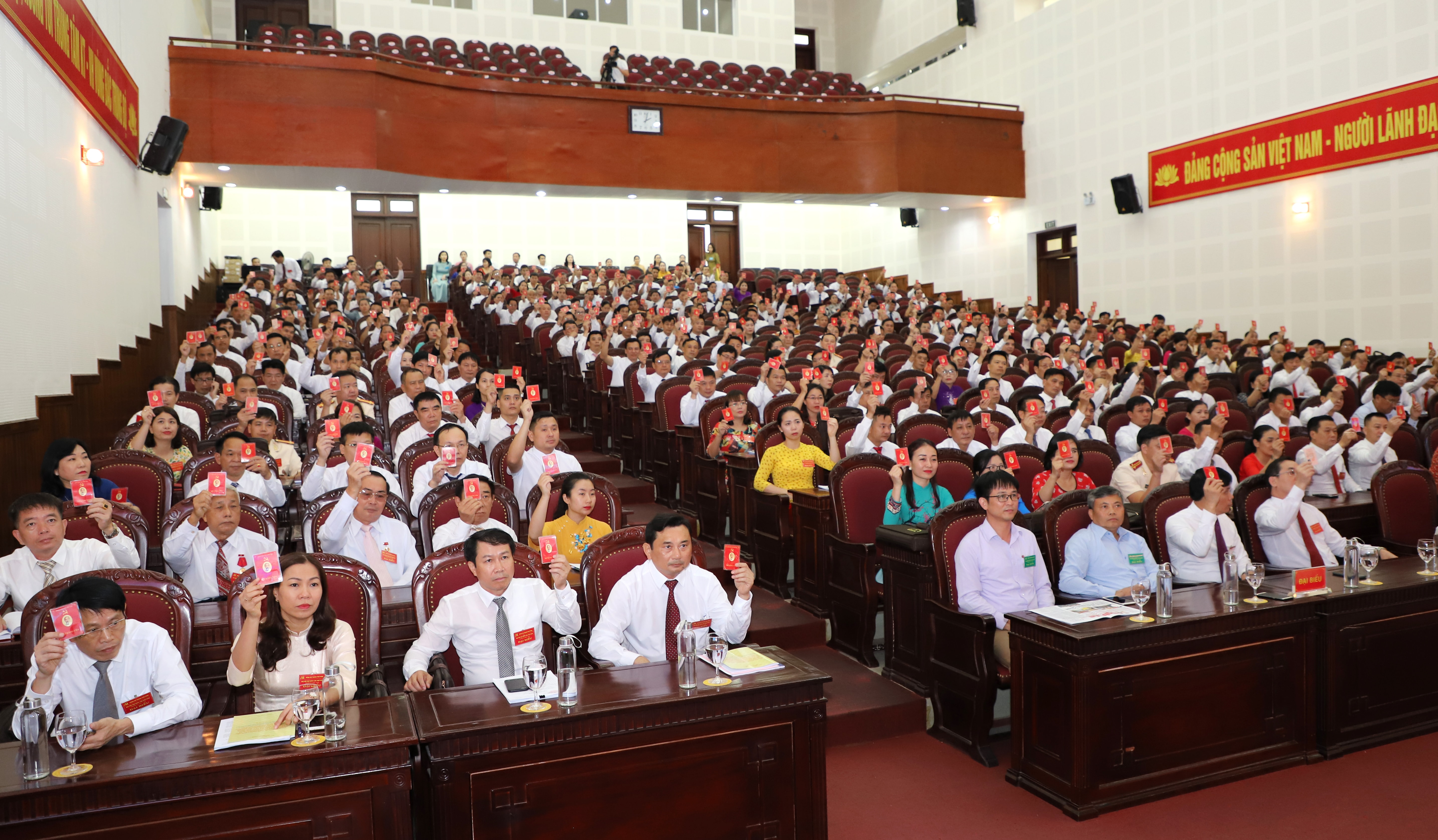 Các đại biểu biểu quyết thông qua danh sách Đoàn Chủ tịch, Đoàn thư ký và Ban Thẩm tra tư cách đại biểu. Ảnh: Phạm Bằng