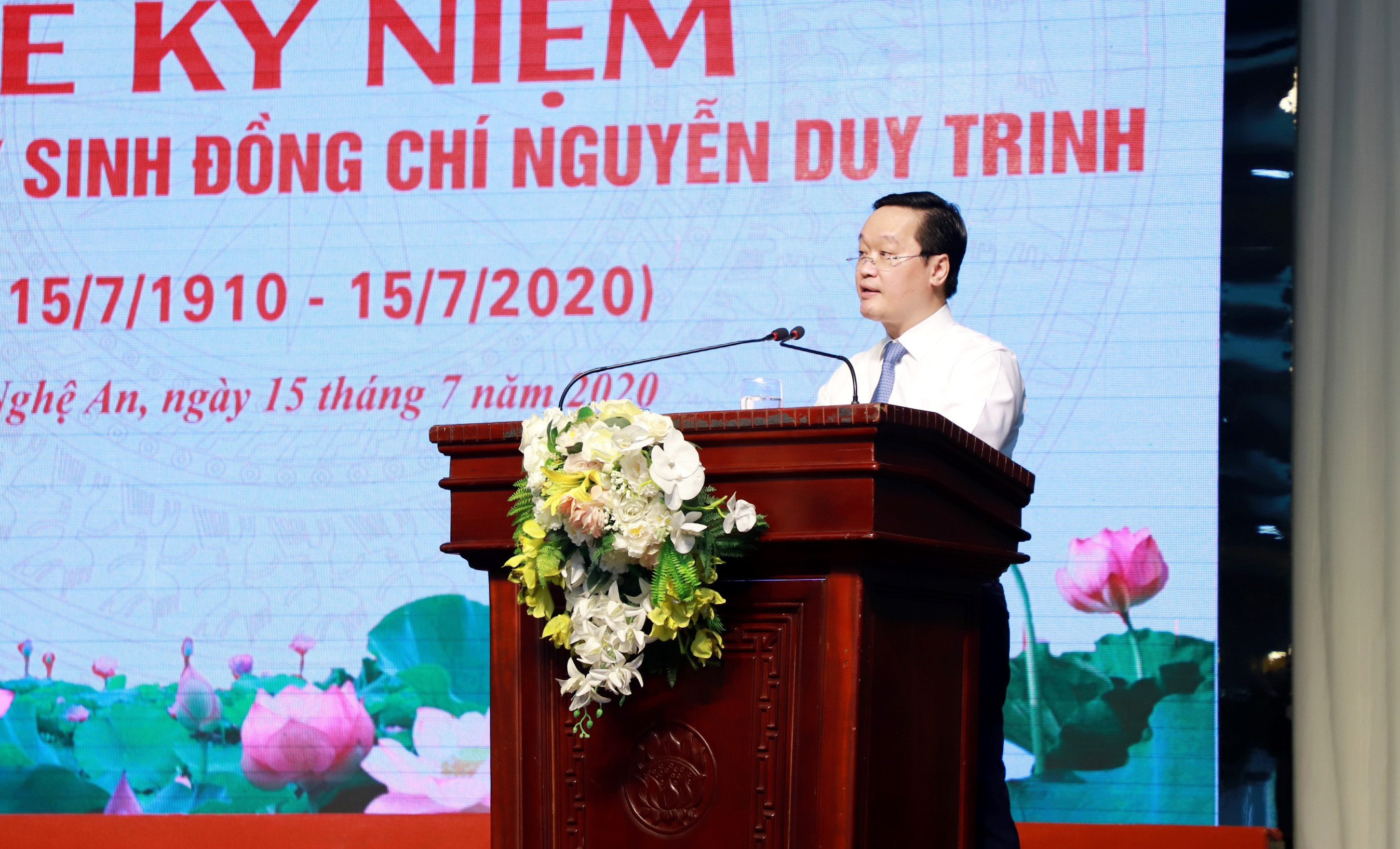 Đồng chí Nguyễn Đức Trung - Phó Bí thư Tỉnh ủy, Chủ tịch UBND tỉnh trình bày diễn văn ôn lại thân thế và sự nghiệp của đồng chí Nguyễn Duy Trinh. Ảnh: Thành Duy