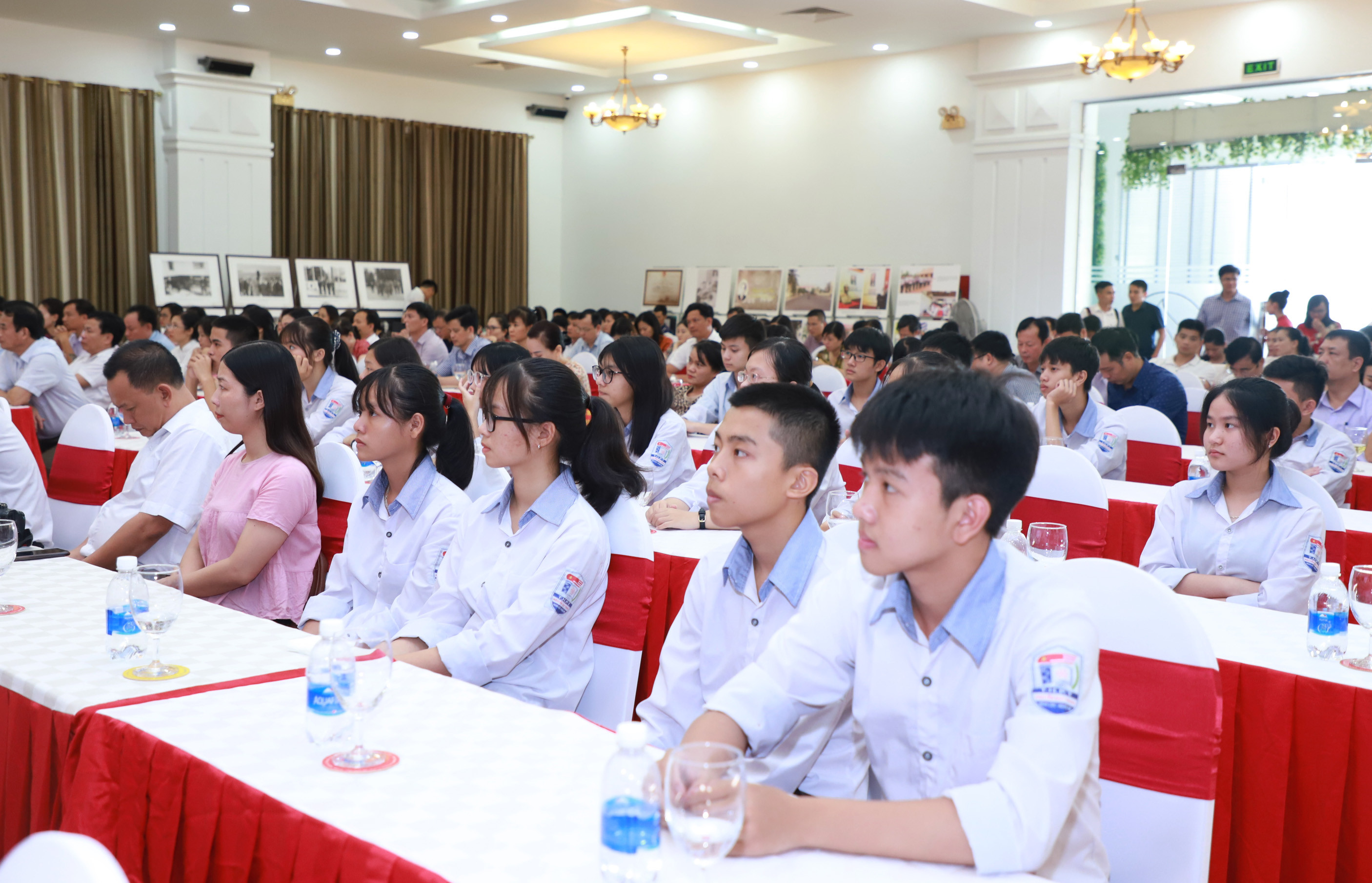 Các học sinh tiêu biểu của Trường THPT Nguyễn Duy Trinh dự Lễ kỷ niệm. Ảnh: Thành Duy