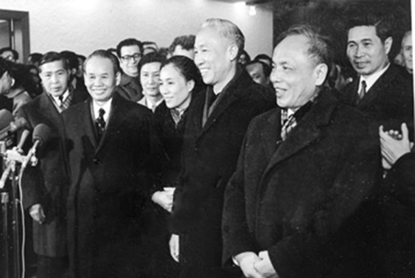 Đồng chí Nguyễn Duy Trinh cùng các đồng chí Lê Đức Thọ, Xuân Thủy, Nguyễn Cơ Thạch vui mừng sau khi ký kết Hiệp định Paris, năm 1973. Ảnh tư liệu