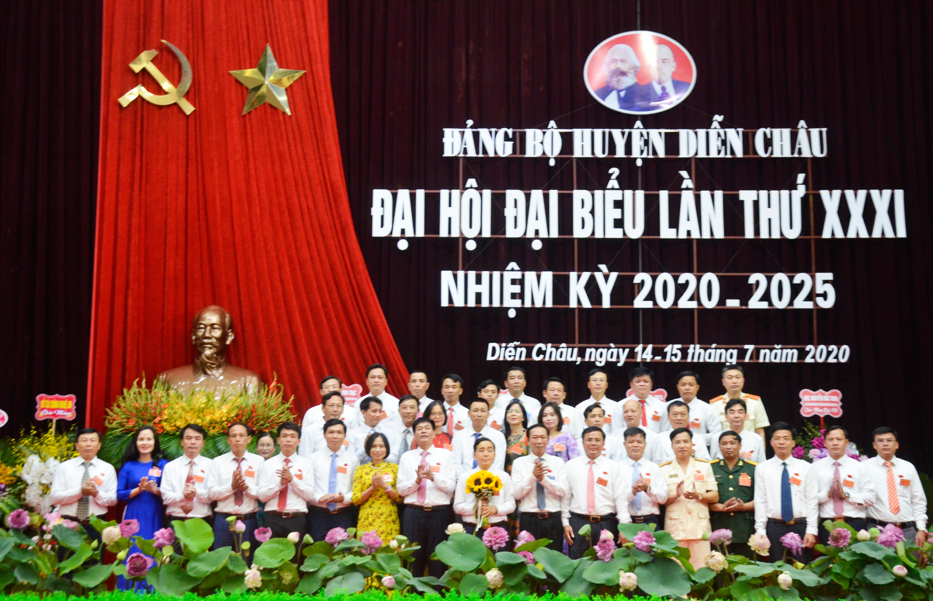 Ra mắt Ban Chấp hành Đảng bộ huyện Diễn Châu khóa XXXI, nhiệm kỳ 2020-2025. Ảnh: Thanh Lê