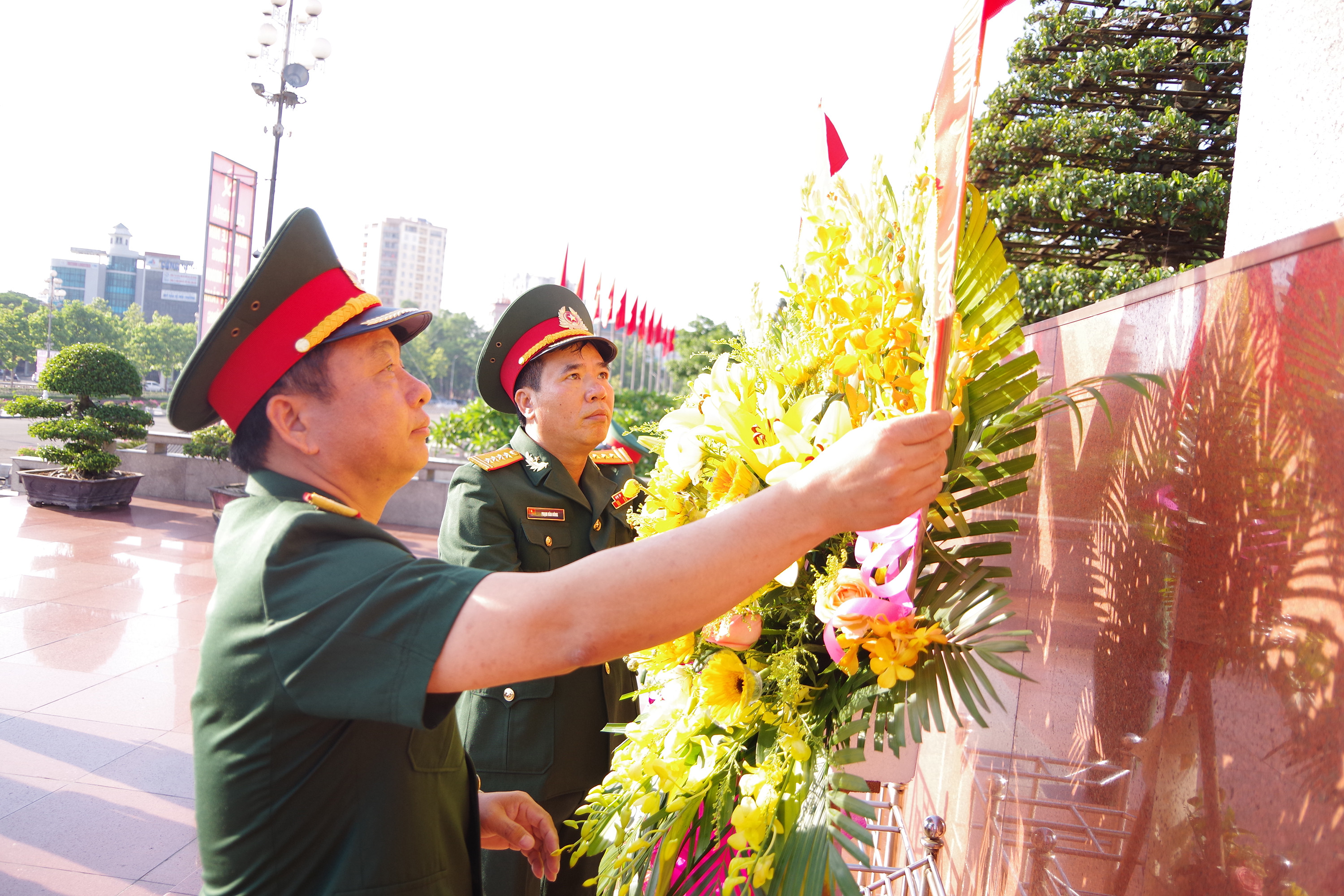 Đại tá Nguyễn Ngọc Hà, Ủy viên BTV tỉnh ủy, Chỉ huy trưởng Bộ CHQS tỉnh; Đại tá Phạm Văn Đông, Phó Bí thư Đảng ủy, Chính ủy Bộ CHQS tỉnh thay mặt đoàn Đại biểu dâng lẵng hoa tươi thắm lên anh linh Chủ tịch Hồ Chí Minh. 