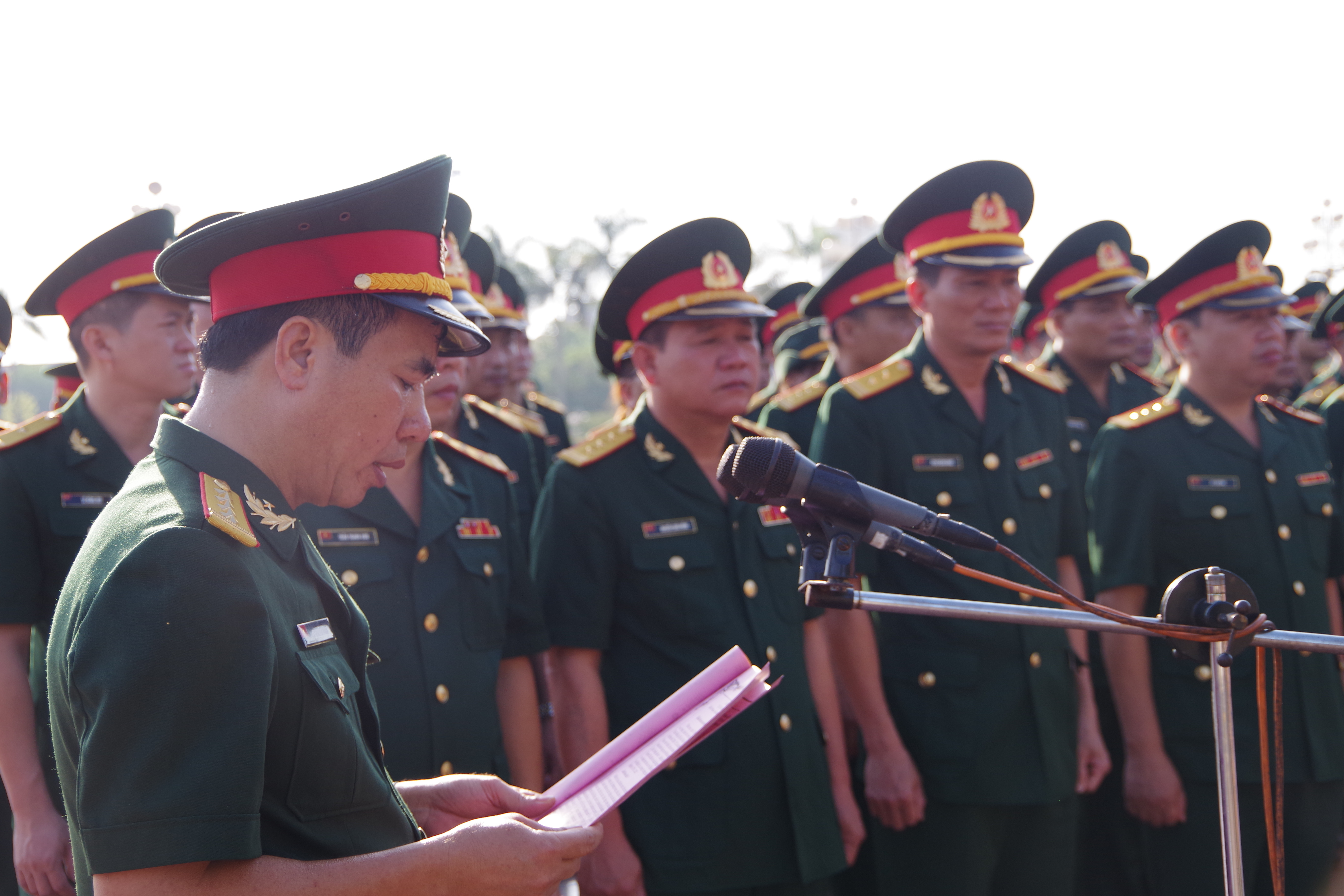 Đại tá Phạm Văn Đông, Phó Bí thư Đảng ủy Quân sự tỉnh, Chính ủy Bộ CHQS tỉnh thay mặt đoàn Đại biểu báo công những thành tích nổi bật của LLVT Nghệ An với Bác Hồ kính yêu. 