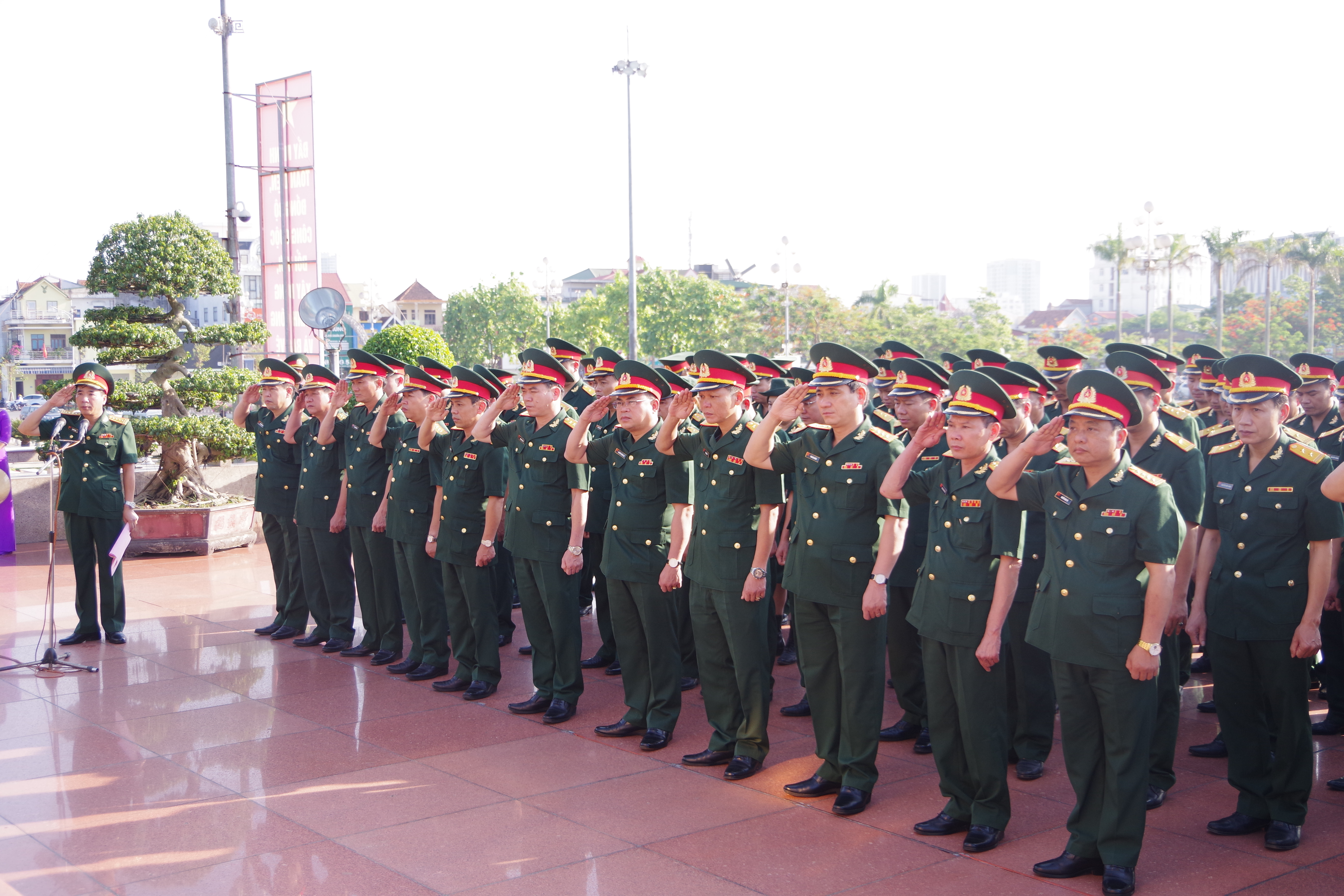 Đoàn Đại biểu Đảng bộ Quân sự tỉnh kính cẩn nghiêng mình tưởng niệm anh linh Chủ tịch Hồ Chí Minh.