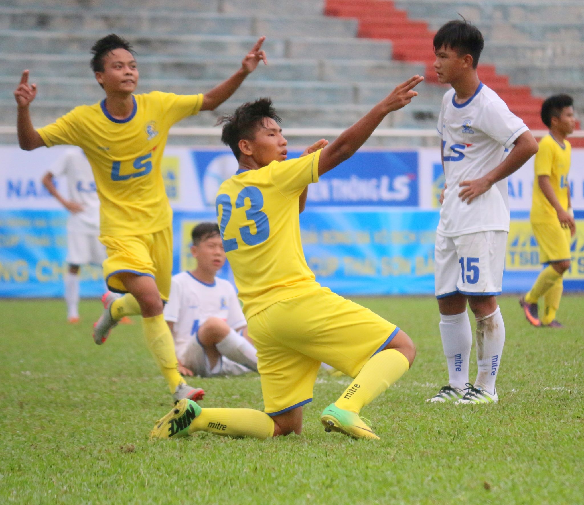 Tiền vệ Đinh Xuân Tiến ấn định chiến thắng 3-0 cho U17 SLNA trước Quảng Nam. Ảnh: SLNA FC