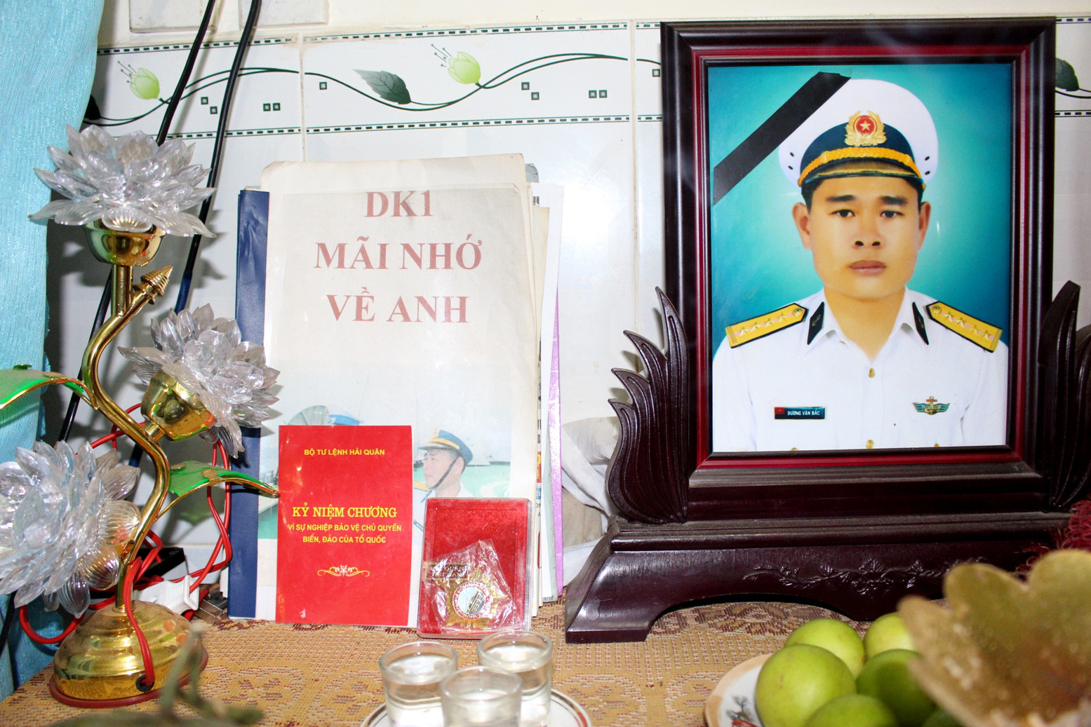 Di ảnh liệt sĩ Đại úy Dương Văn Bắc tại nhà riêng ở Vũng Tàu. Ảnh: Mai Thắng