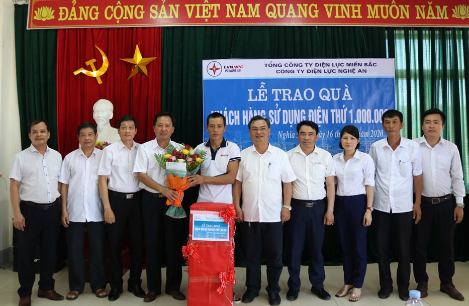 CBCNV Công ty Điện lực Nghệ An chụp ảnh lưu niệm cùng khách hàng
