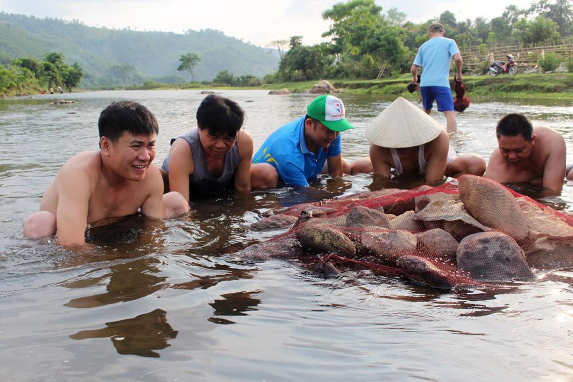 Những người đàn ông Thái giỏi quăng chài bắt cá. Ảnh: Bá Hậu