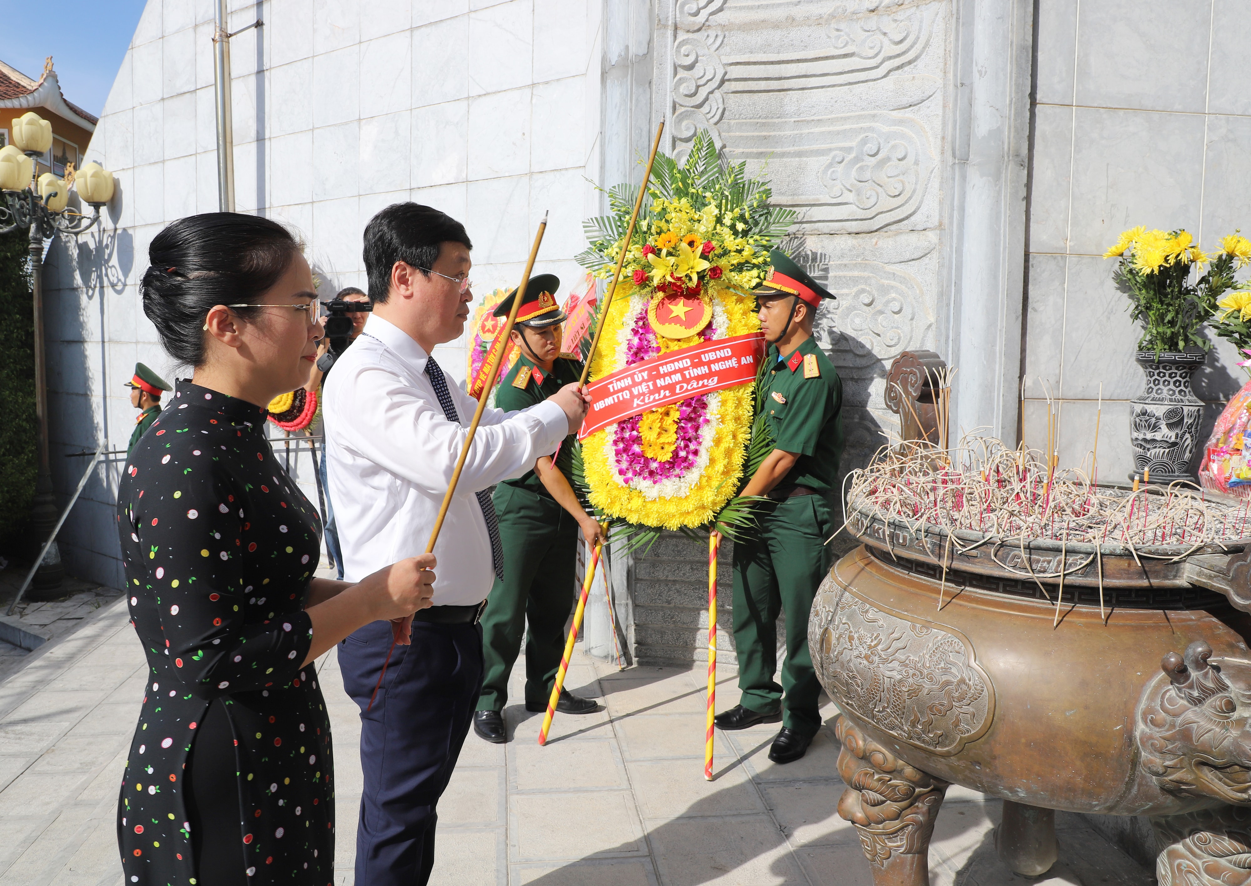 Đồng chí Nguyễn Đức Trung - Chủ tịch UBND tỉnh và đồng chí Võ Thị Minh Sinh - Chủ tịch UBMTTQ tỉnh thắp hương tại đài tưởng niệm trong khuôn viên Nghĩa trang liệt sĩ Quốc tế Việt Lào bày tỏ lòng thành kính các anh hùng liệt sĩ đã anh dũng hi sinh vì sự nghiệp giải phóng dân tộc, vì nhiệm vụ quốc tế cao cả..  Ảnh: Phạm Bằng