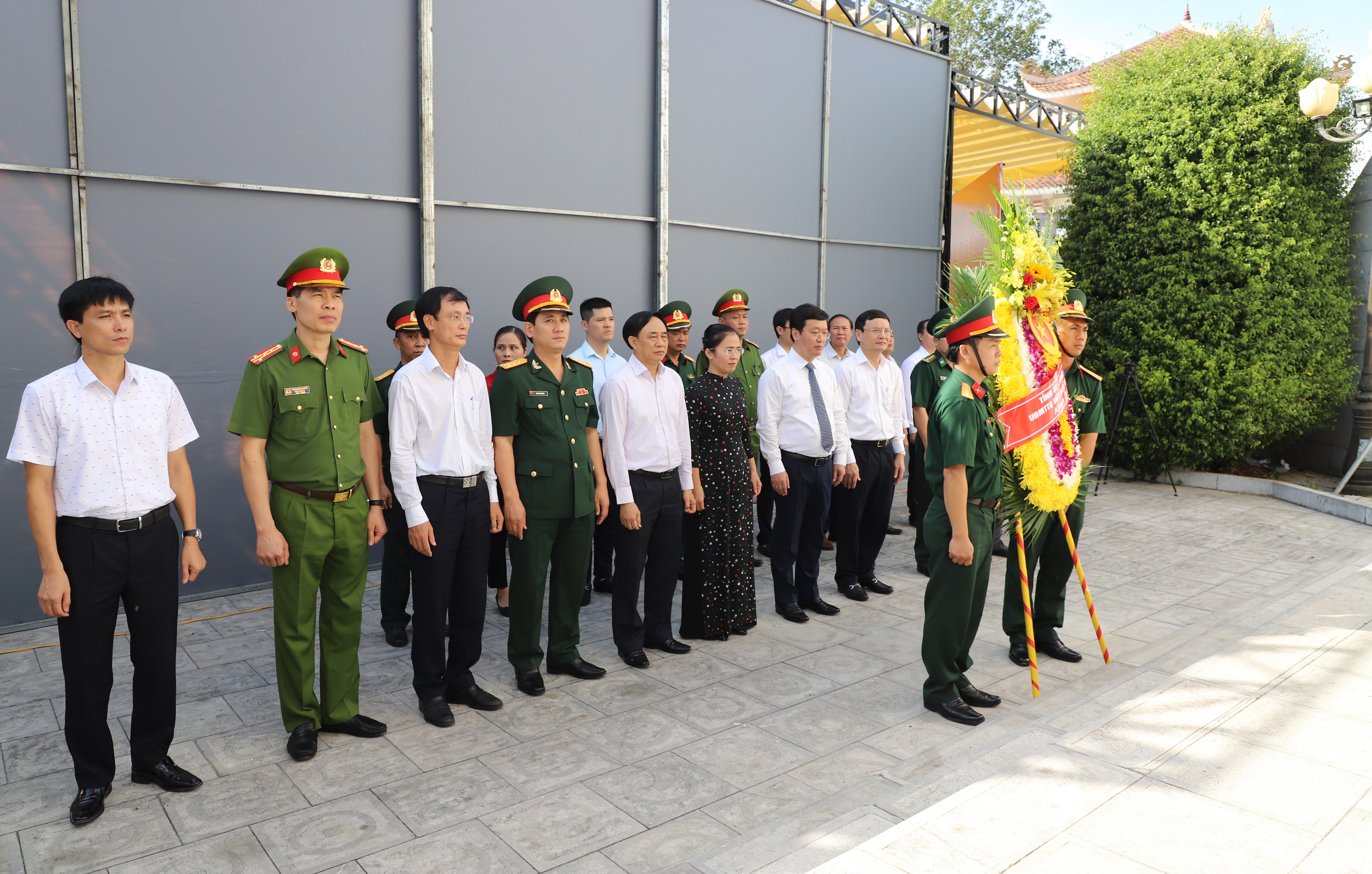 Đoàn đã dâng hoa tại đài tưởng niệm trong khuôn viên Nghĩa trang liệt sĩ Quốc tế Việt Lào. Ảnh: Phạm Bằng