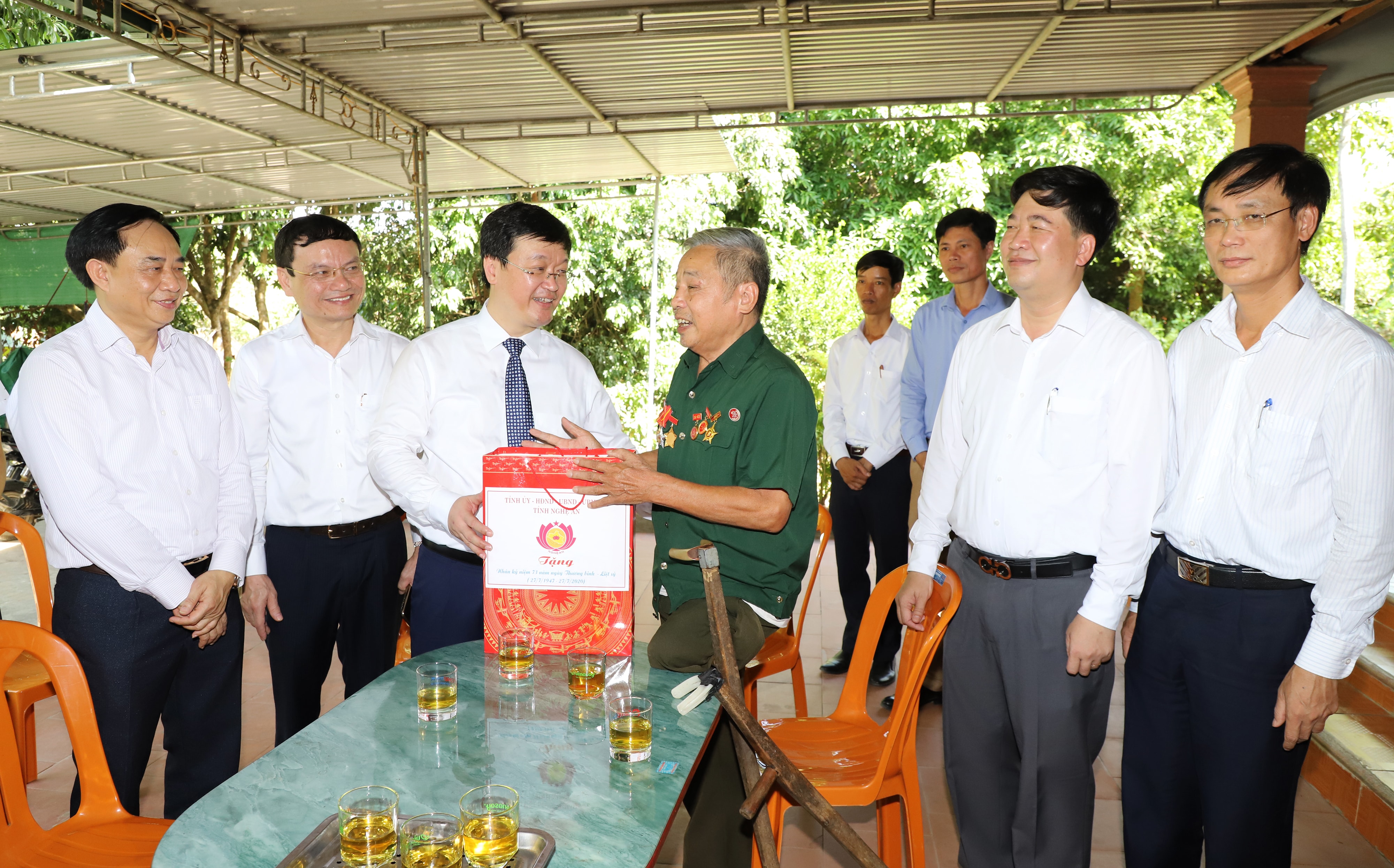 Chủ tịch UBND tỉnh Nguyễn Đức Trung cũng đã đến thăm và tặng quà gia đình ông Trần Văn Kha (SN 1946, trú thôn 1, xã Long Sơn, huyện Anh Sơn). Ông Kha là thương binh hạng ¼, với tỷ lệ thương tật 81%. Mặc dù bị cụt 1 chân dưới trái, đi lại khó khăn nhưng ông Kha luôn cố gắng vươn lên trong cuộc sống để phát triển kinh tế gia đình, nuôi con ăn học.