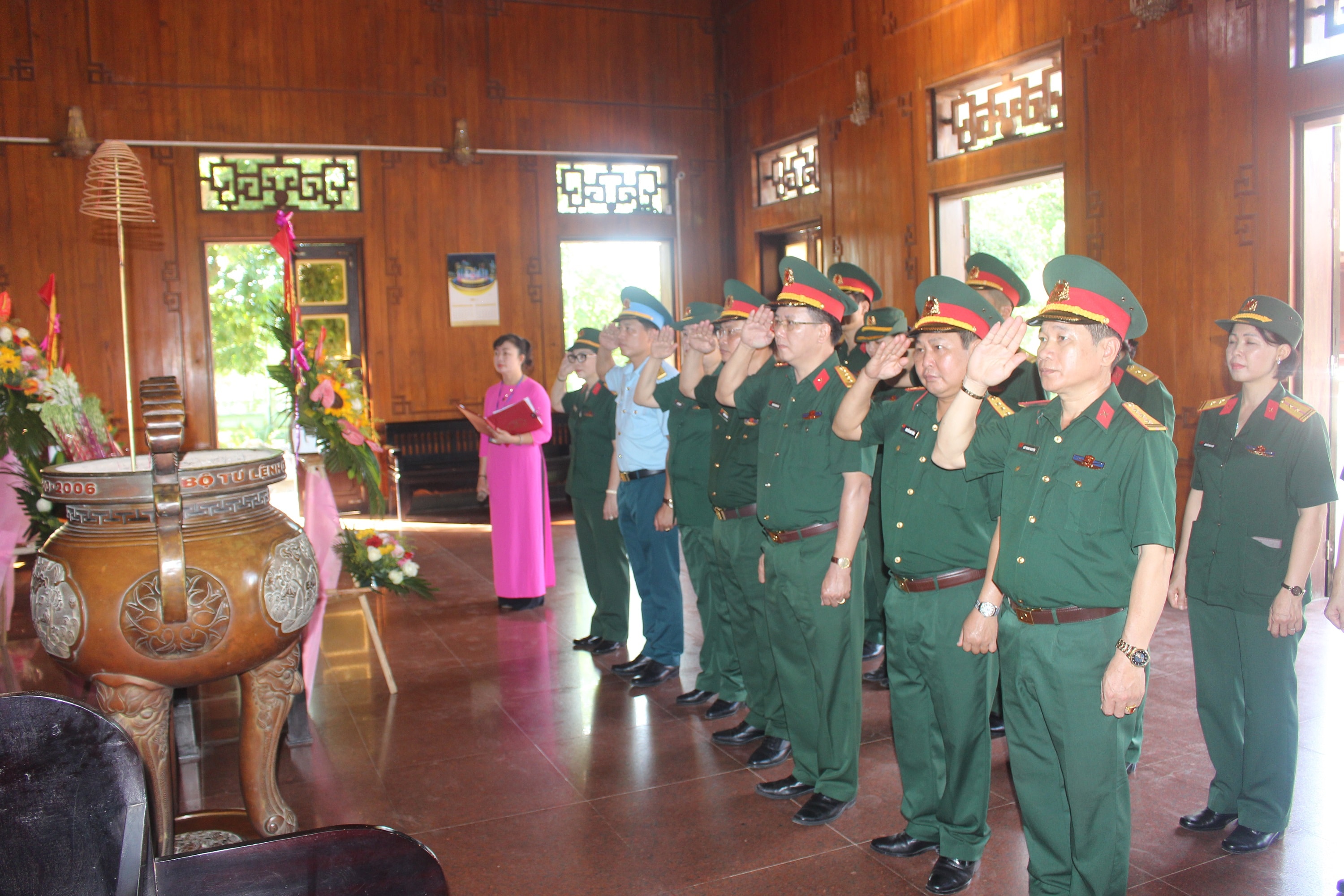 Đoàn công tác dâng hoa, dâng hương tưởng niệm Chủ tịch Hồ Chí Minh