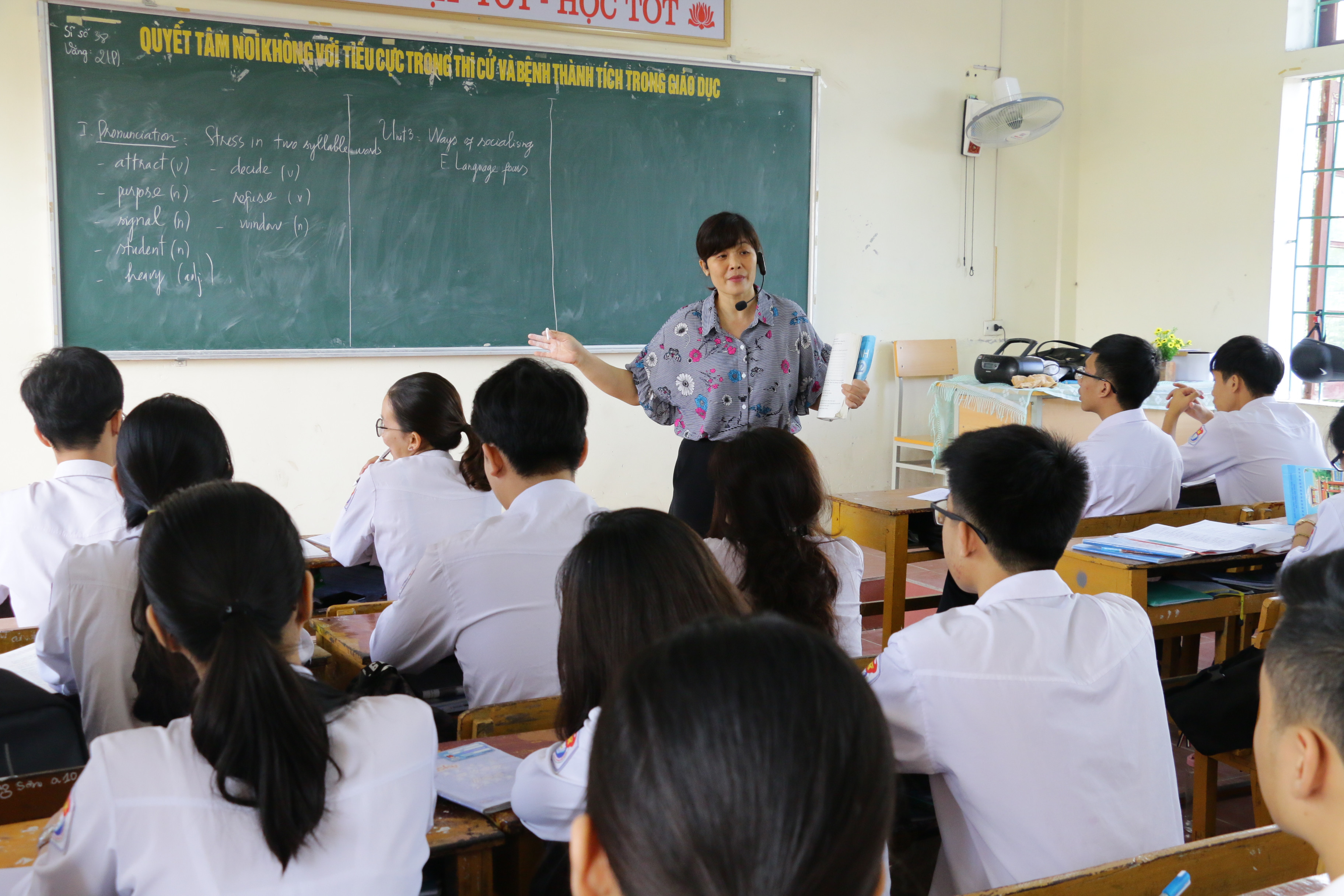 Một tiết học Tiếng Anh của học sinh Trường THPT Huỳnh Thúc Kháng. Ảnh: Mỹ Hà
