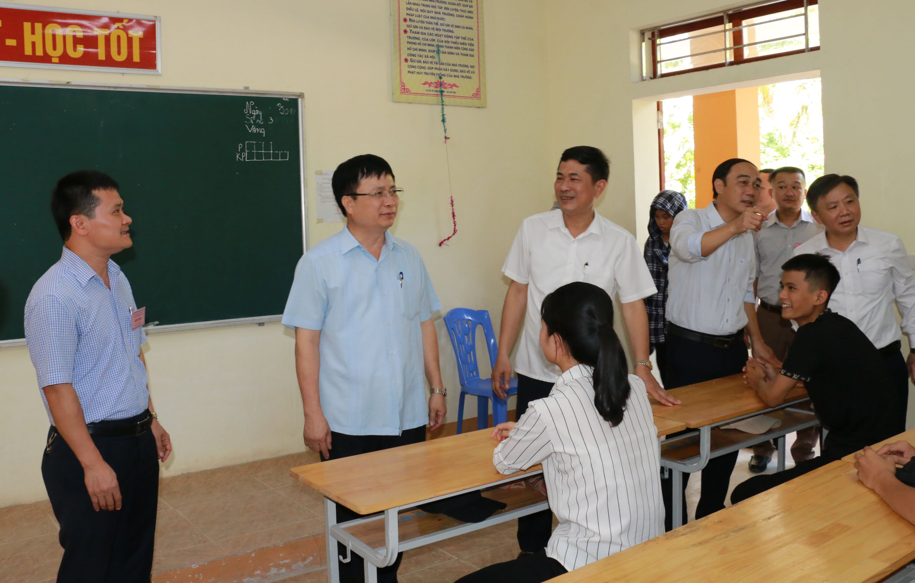 Đồng chí Bùi Đình Long và các thành viên trong đoàn động viên các thí sinh tại điểm thi Trường THPT Nam Đàn 2. Ảnh: Mỹ Hà