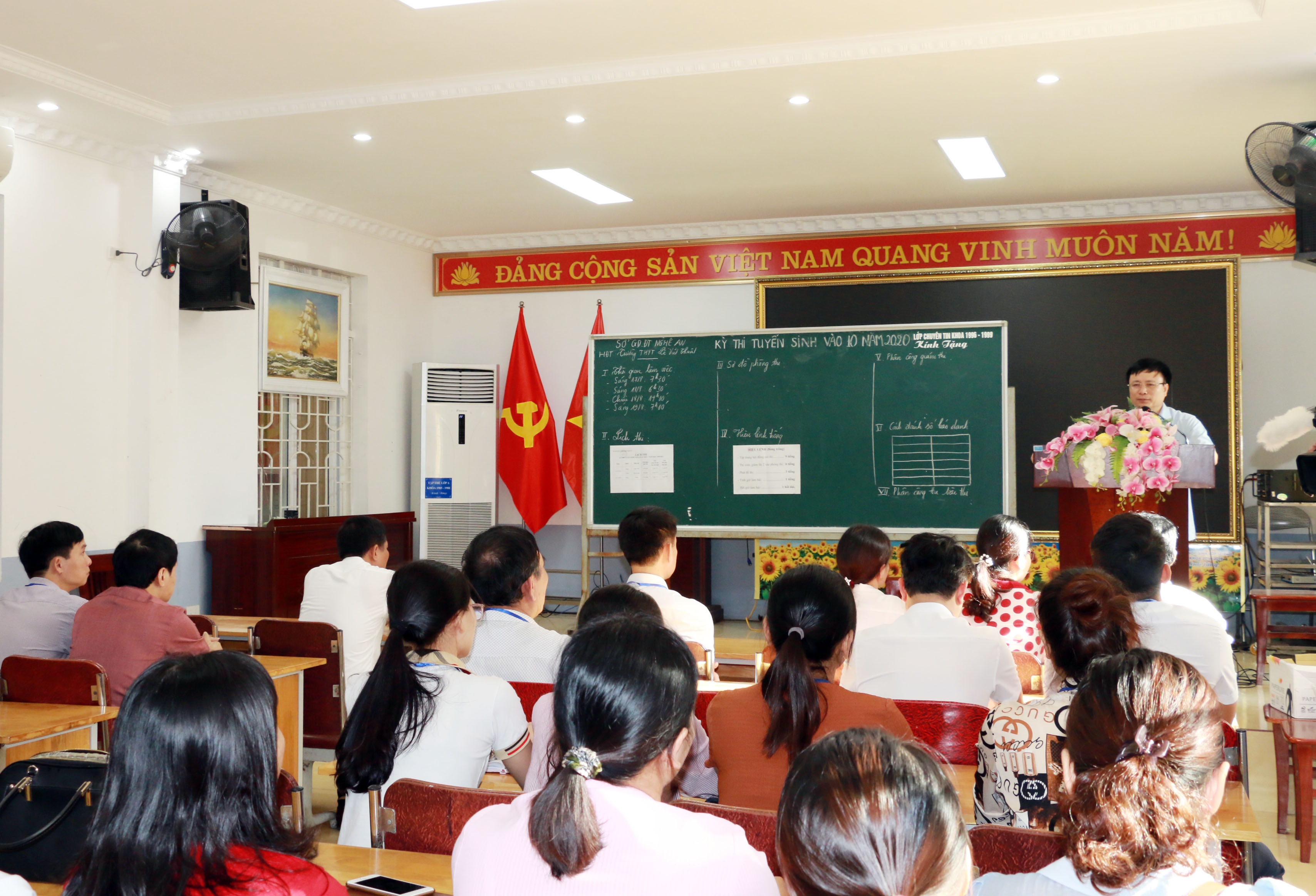 Phó Chủ tịch UBND tỉnh Bùi Đình Long phát biểu với các giám thị làm công tác coi thi tại Hội đồng thi Trường THPT Lê Viết Thuật. Ảnh: Mỹ Hà