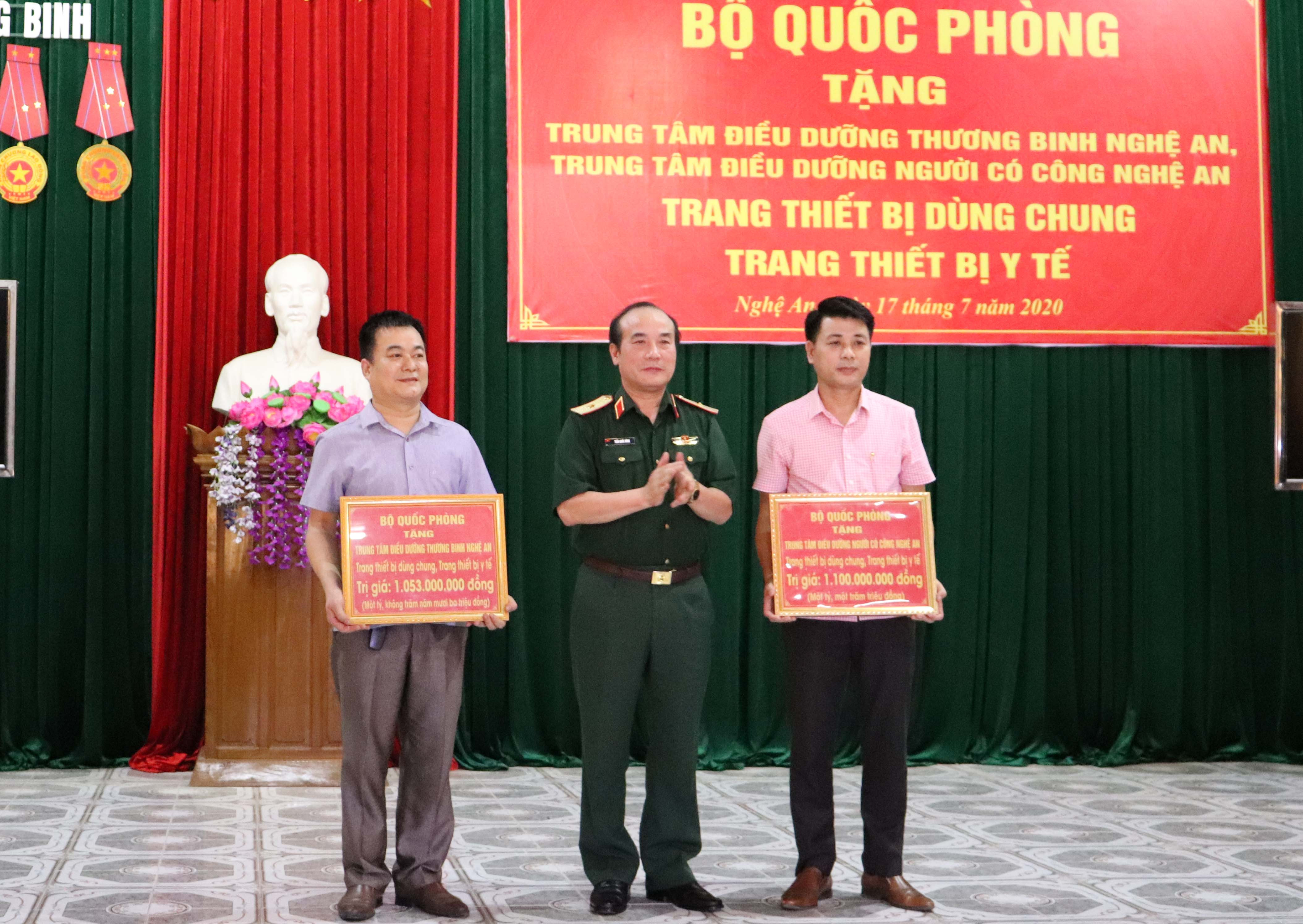 Bộ Quốc phòng tặng thiết bị y tế