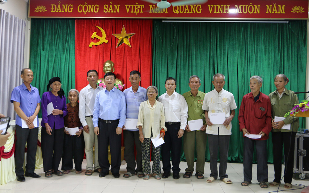 Đoàn công tác trao 10 suất quà cho hộ gia đình chính sách huyện Anh Sơn. Ảnh: Nguyễn Hải