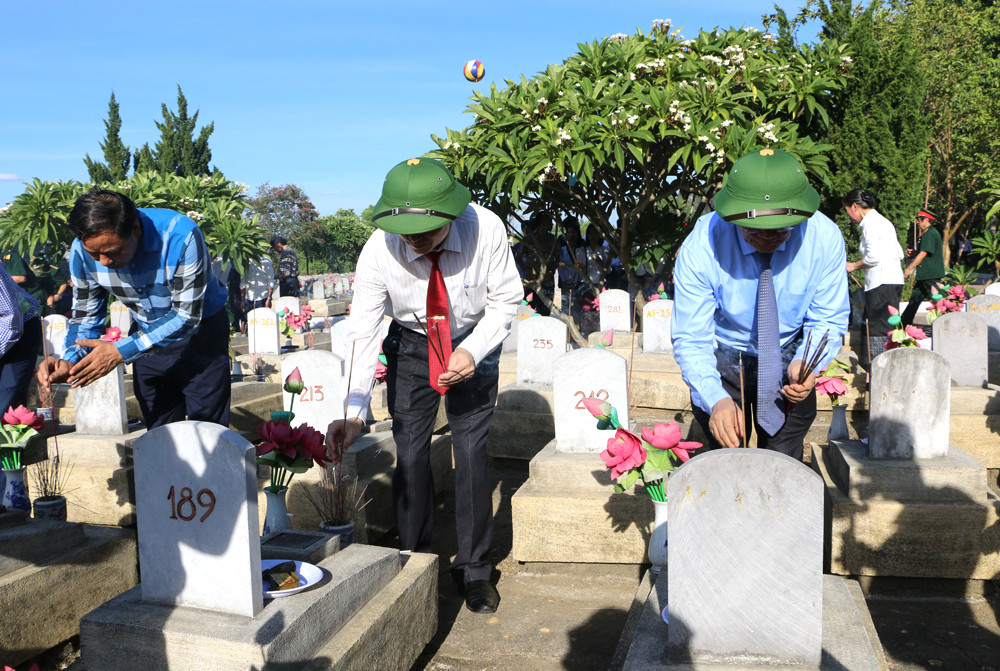 Đại diện Hội hữu nghị Việt -Lào và lãnh đạo tỉnh Nghệ An thắp hương viếng các liệt sĩ tại phần mộ. Ảnh: Nguyễn Hải