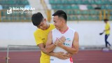 Phan Văn Đức và cầu thủ SLNA trêu ghẹo Ngọc Hải, Nguyên Mạnh trên sân Vinh