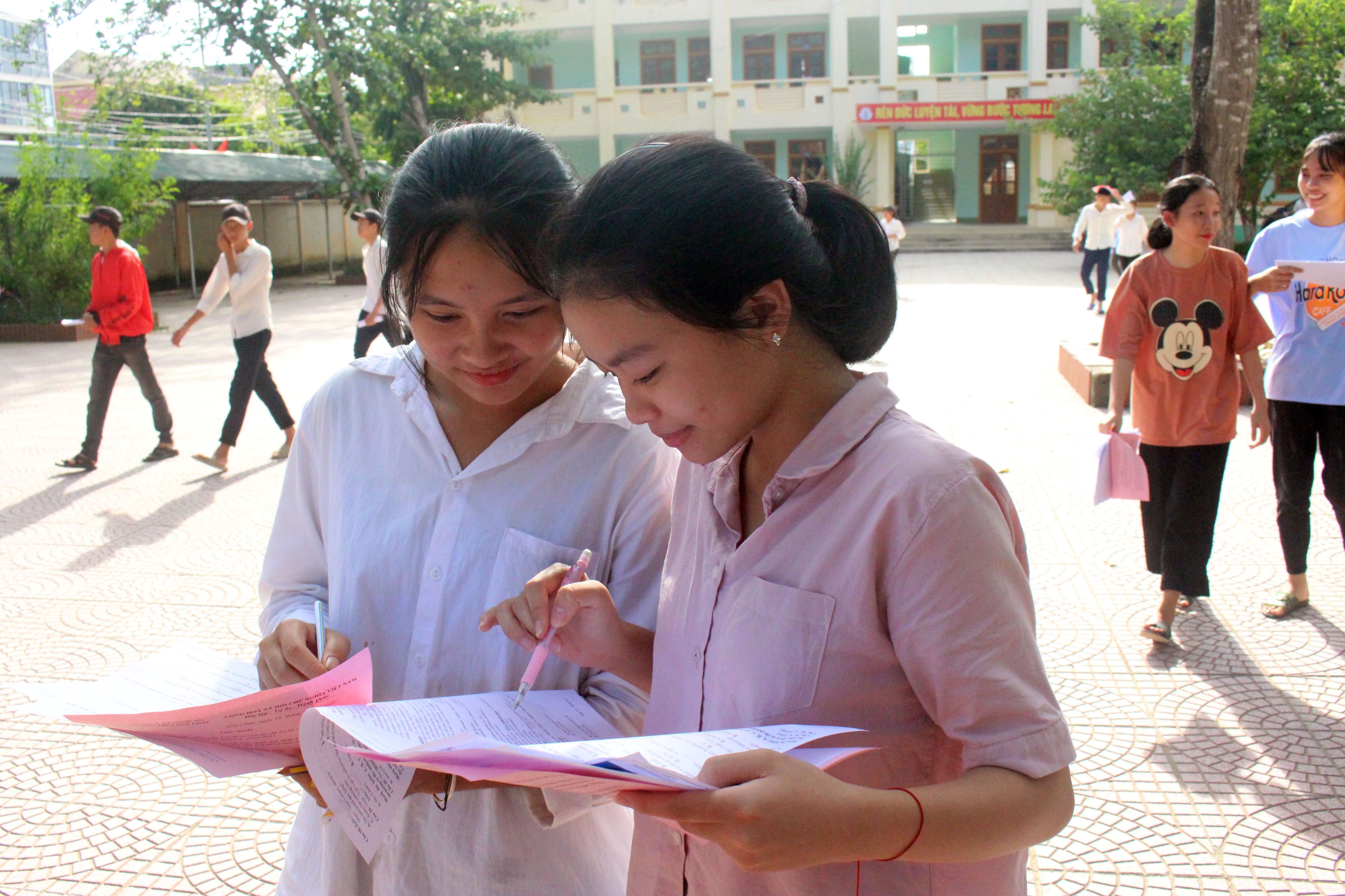 Thí sinh tại điểm thi Trường THPT Quỳ Châu. Ảnh: Phương Thảo