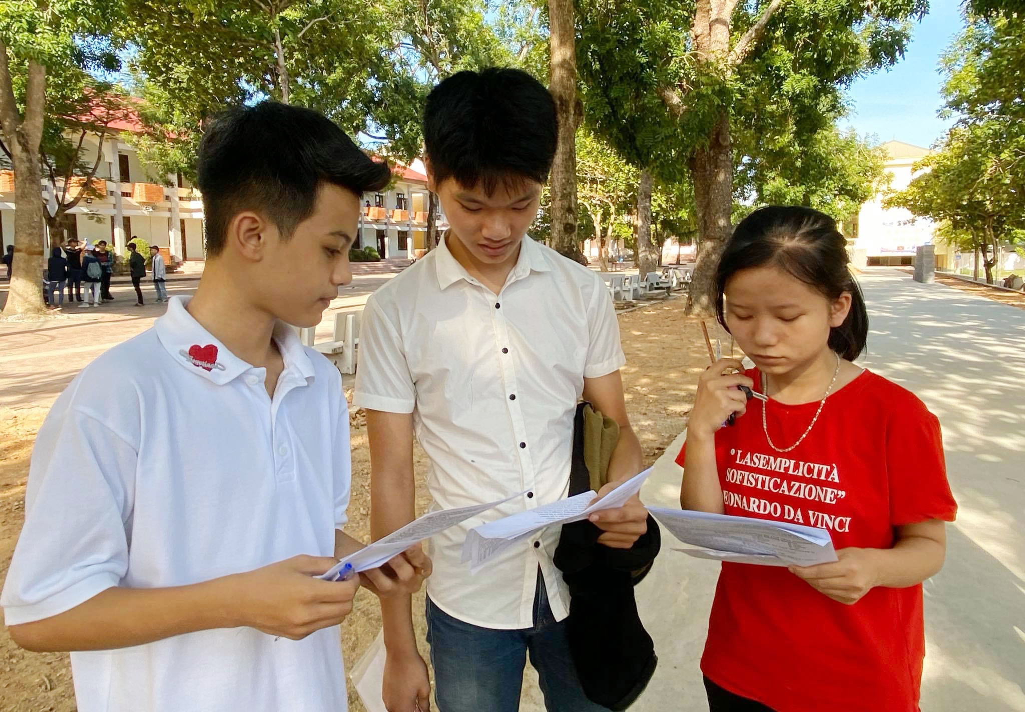 Thí sinh tại điểm thi Trường THPT Thái Hòa trao đổi bài sau môn thi Tiếng Anh. Ảnh: Minh Thái
