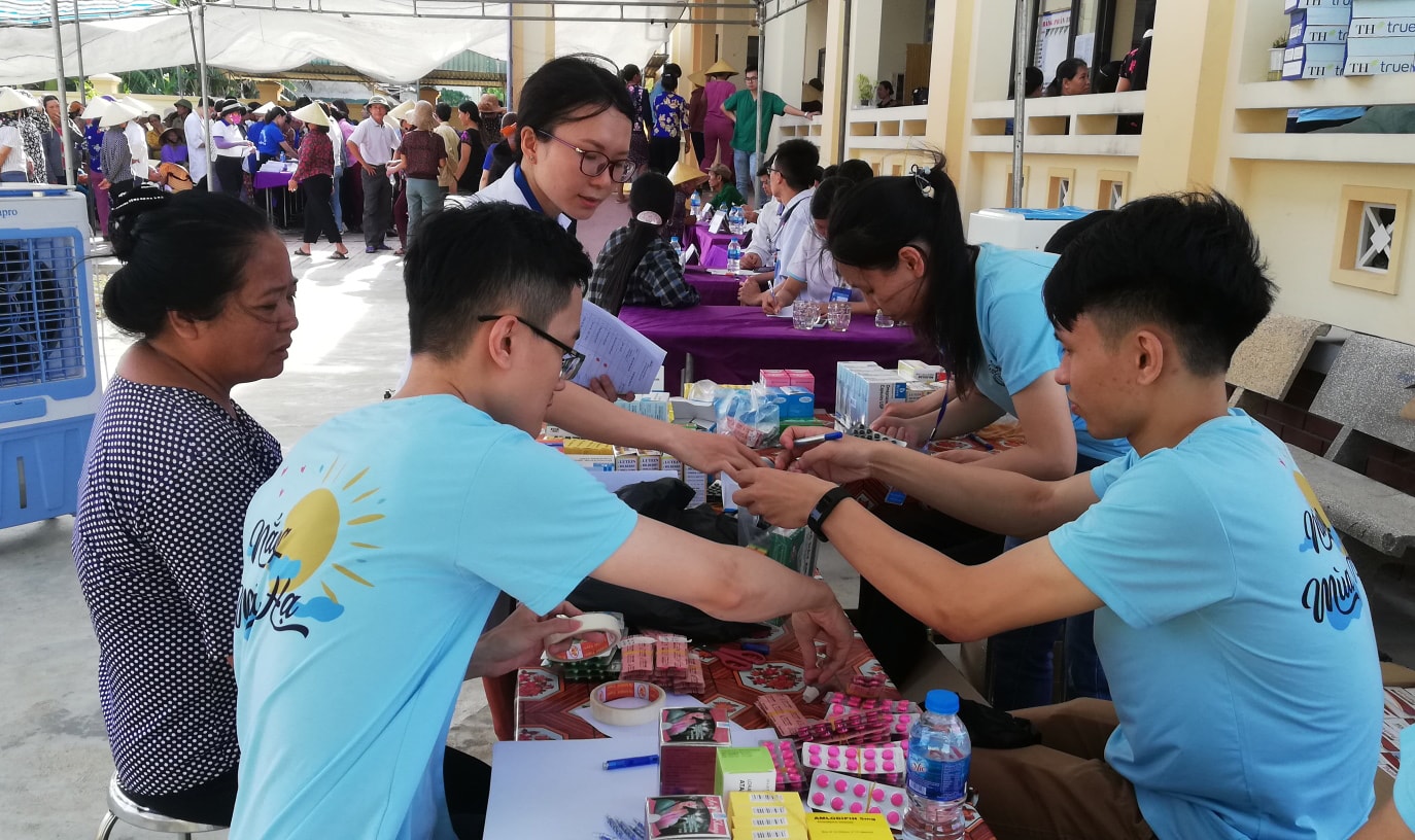 Khám bệnh, phát thuốc miễn phí ở Diễn Châu
