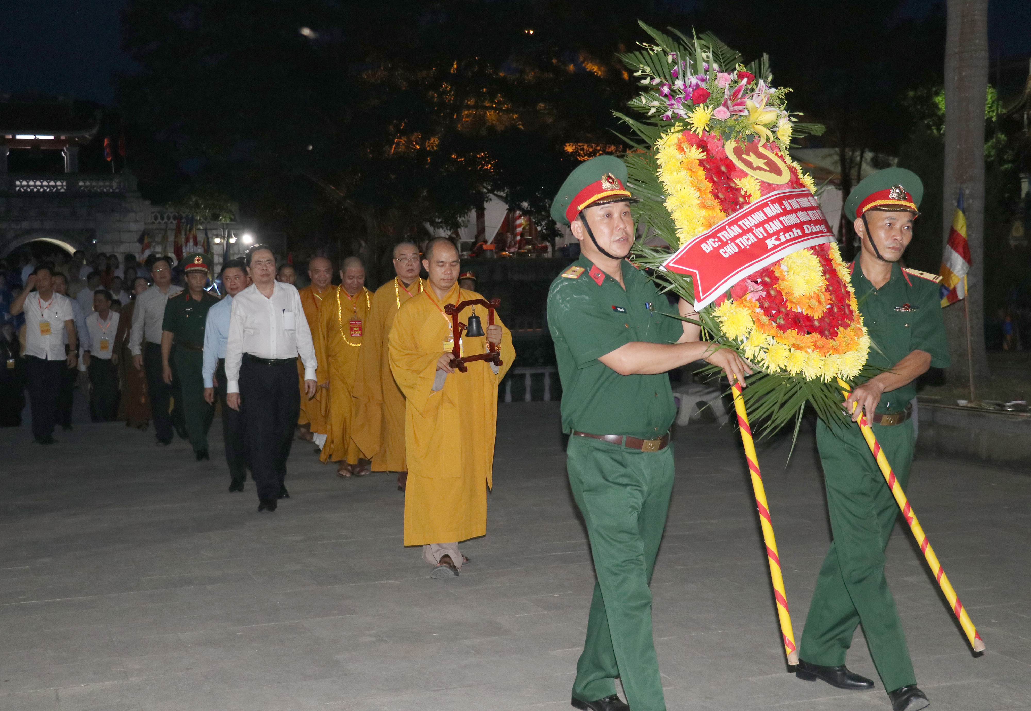 Đoàn đại biểu dâng hoa tưởng niệm các Anh hùng liệt sĩ tại Nghĩa trang liệt sĩ Quốc tế Việt - Lào. Ảnh: Phạm Bằng