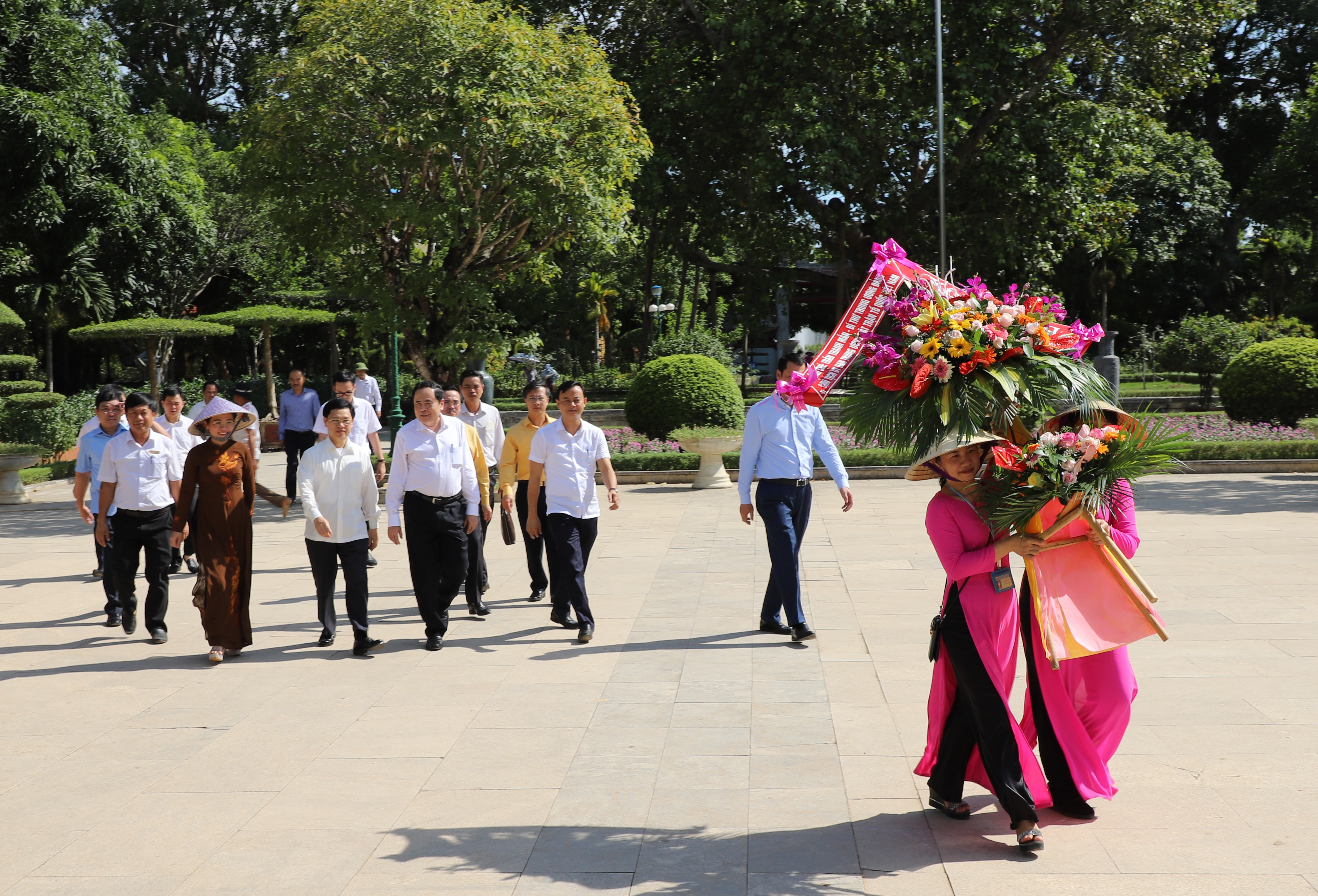 Cùng đi có đồng chí Nguyễn Xuân Sơn - Phó Bí thư Thường trực Tỉnh ủy, Chủ tịch HĐND tỉnh; Võ Thị Minh Sinh - Ủy viên Ban Thường vụ Tỉnh ủy, Chủ tịch Ủy ban MTTQ tỉnh; lãnh đạo Ủy ban MTTQ tỉnh tỉnh Hà Tĩnh... Ảnh: Phạm Bằng