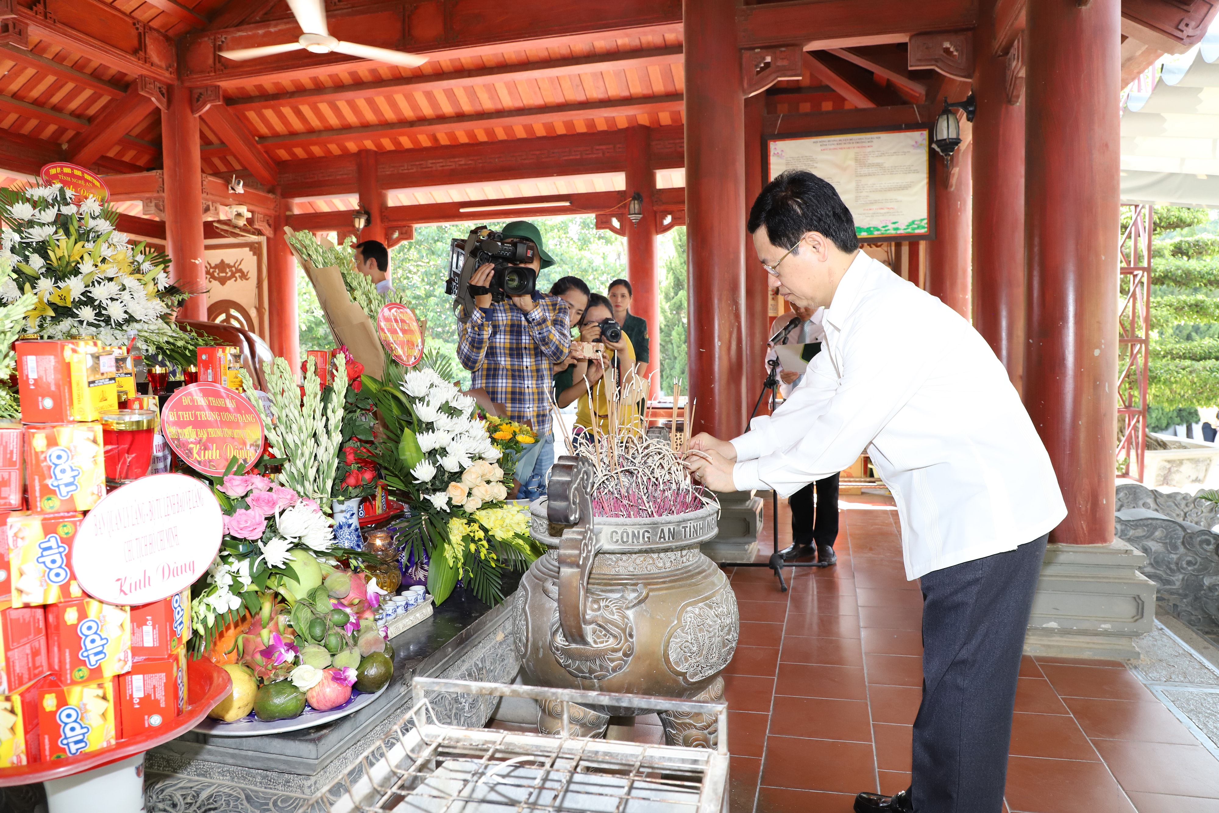 Đồng chí Nguyễn Xuân Sơn – Phó Bí thư Thường trực Tỉnh ủy, Chủ tịch HĐND dâng hương tưởng niệm các anh hùng liệt sĩ thanh niên xung phong tại Khu di tích Truông Bồn.. Ảnh: Phạm Bằng