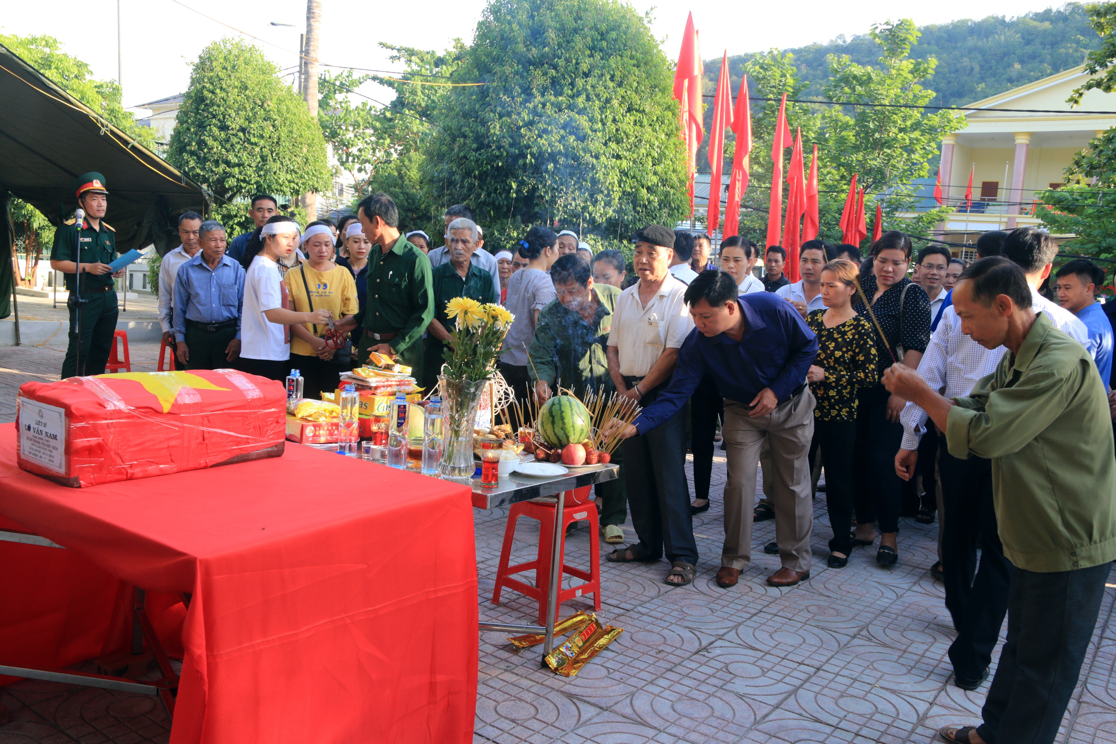 Lãnh đạo huyên cùng, anh em họ hàng, bà con trong và ngoài bản, gia đình cùng bạn bè thân hữu thắp hương cho liệt sỹ. Ảnh: Đình Tuân