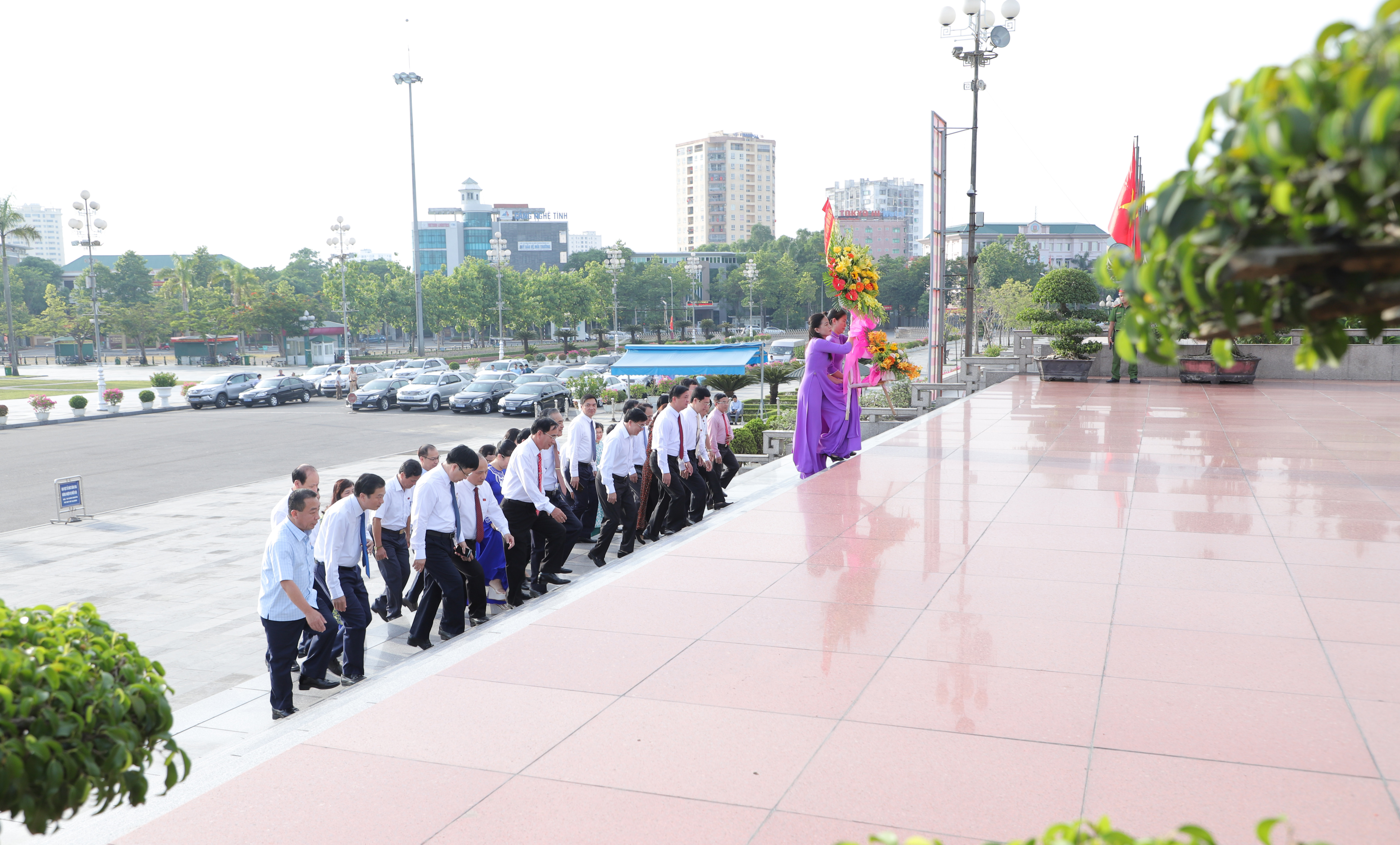 Đoàn đại biểu dâng hoa tưởng niệm Chủ tịch Hồ Chí Minh. Ảnh: Thanh Lê