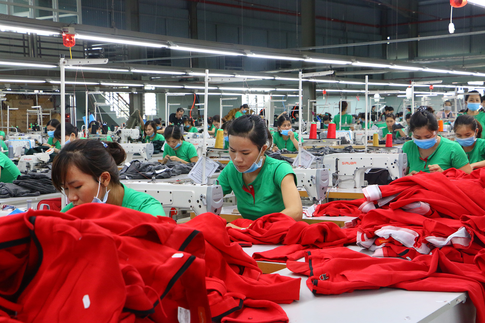 Công nhân ở Nhà máy may Phú Linh (Diễn Châu) vẫn tiếp tục sản xuất. Ảnh: Lâm Tùng