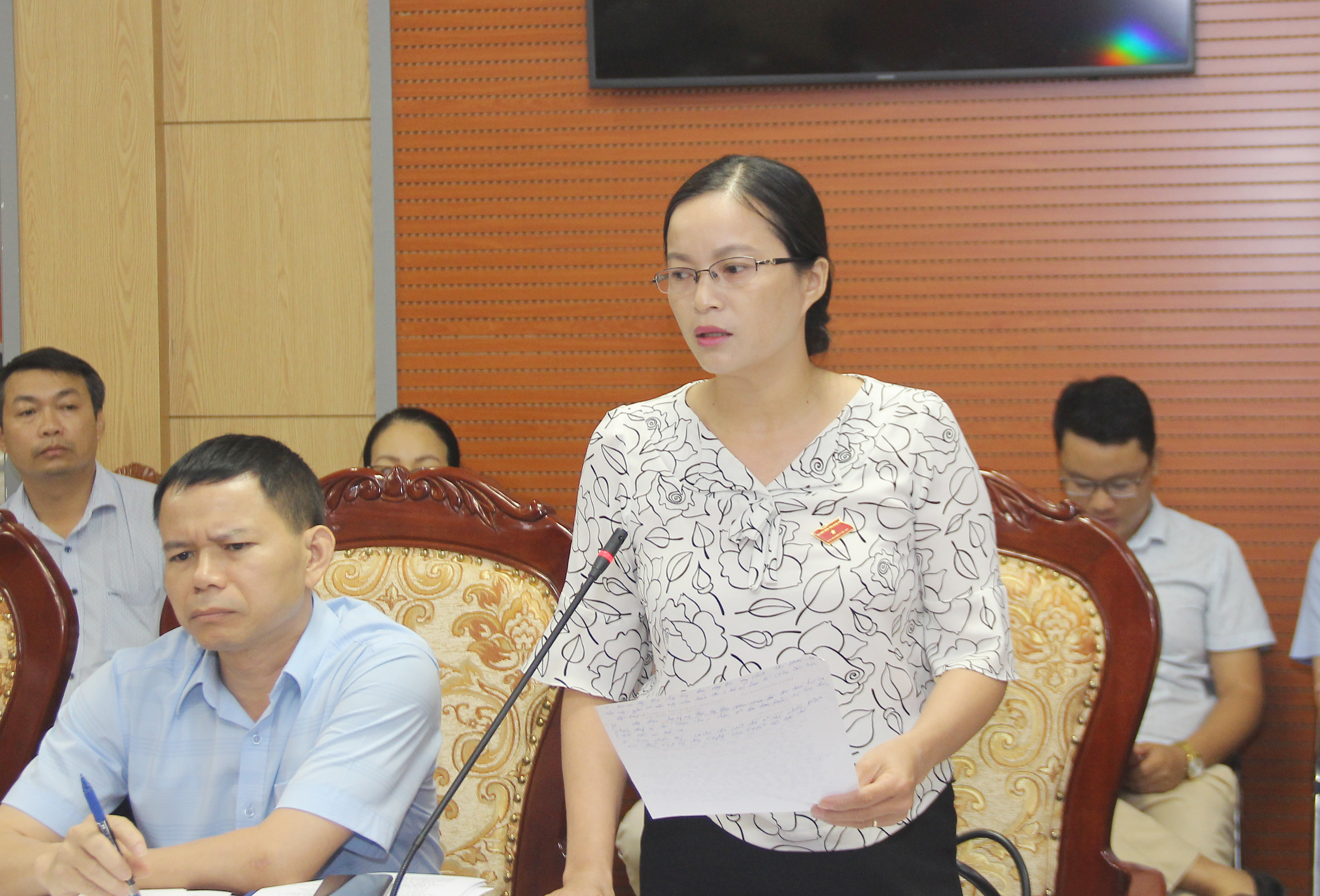 Đại biểu Cao Thị Thúy (Diễn Châu) phản ánh bất cập trong thực hiện chính sách cho chi hội trưởng các đoàn thể ở khối, xóm theo Nghị quyết 22 của HĐND tỉnh và Quyết định số 14 của UBND tỉnh. Ảnh: Mai Hoa