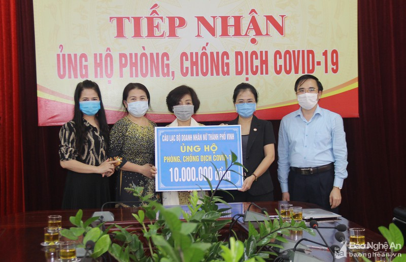 Ban Thường trực Ủy ban MTTQ tỉnh tiếp nhận ủng hộ từ Câu lạc bộ Nữ doanh nhân thành phố Vinh. Ảnh: Mai Hoa