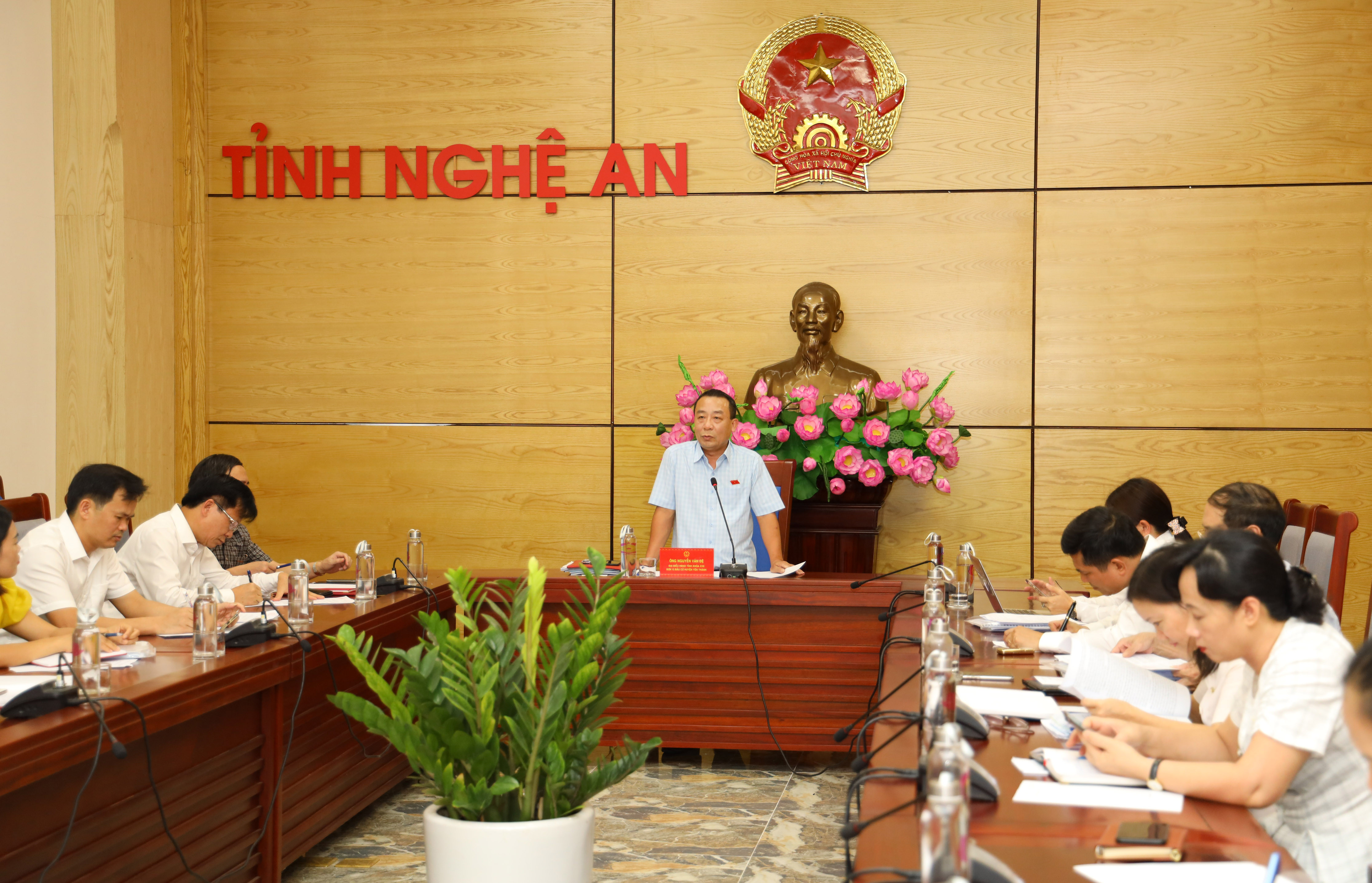 Ông Nguyễn Văn Đệ - Ủy viên BCH Đảng bộ tỉnh, Giám đốc Sở Nông nghiệp và PTNT, Tổ trưởng tổ thảo luận số 8 kết luận, tiếp thu các ý kiến tại cuộc thảo luận. Ảnh Nguyên Nguyên