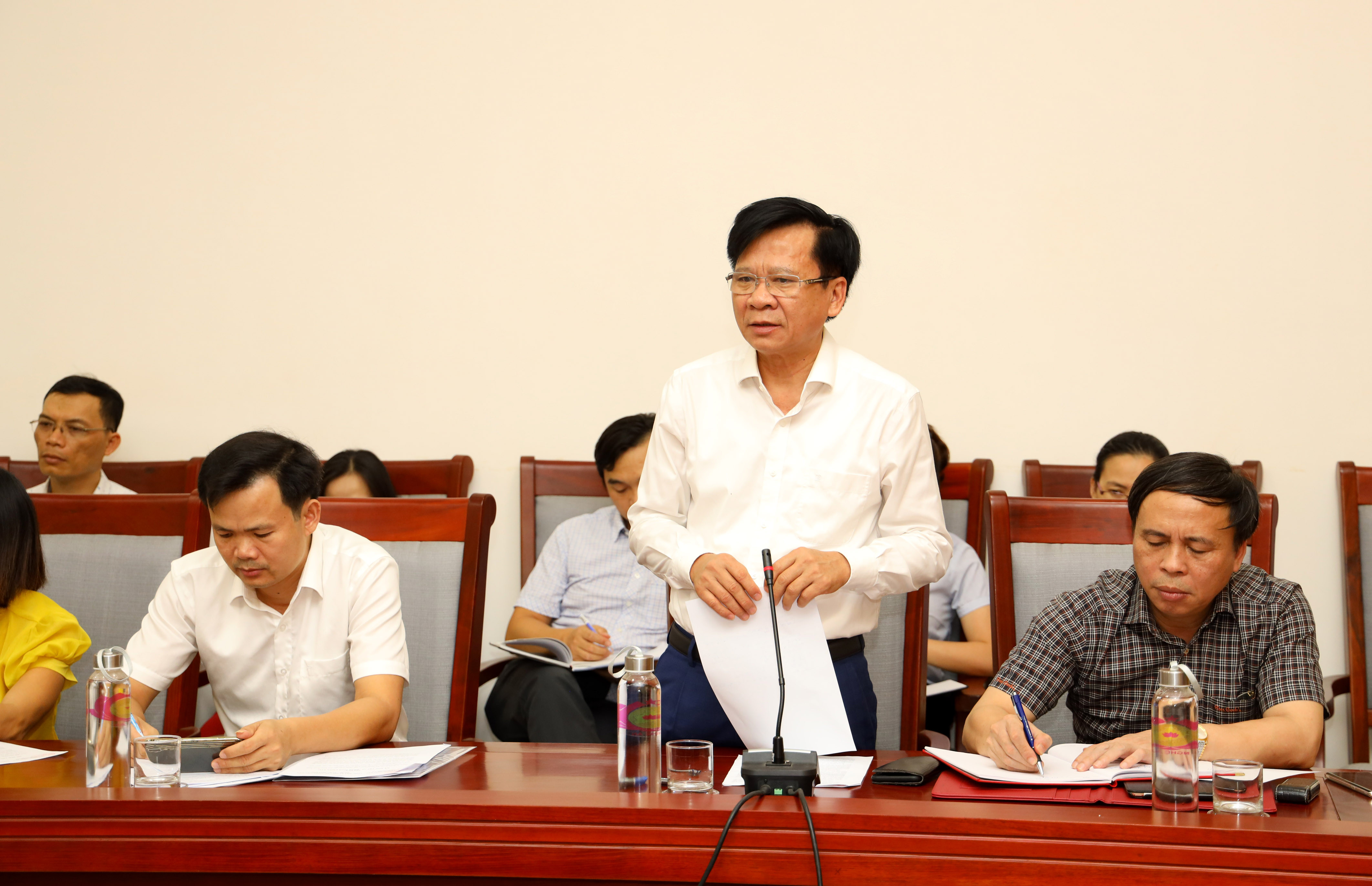 Ông Phan Văn Tuyên - Chủ tịch UBND huyện Yên Thành phản ánh, các địa phương thiếu trầm trọng nguồn đất san lấp mặt bằng. Ảnh Nguyên Nguyên