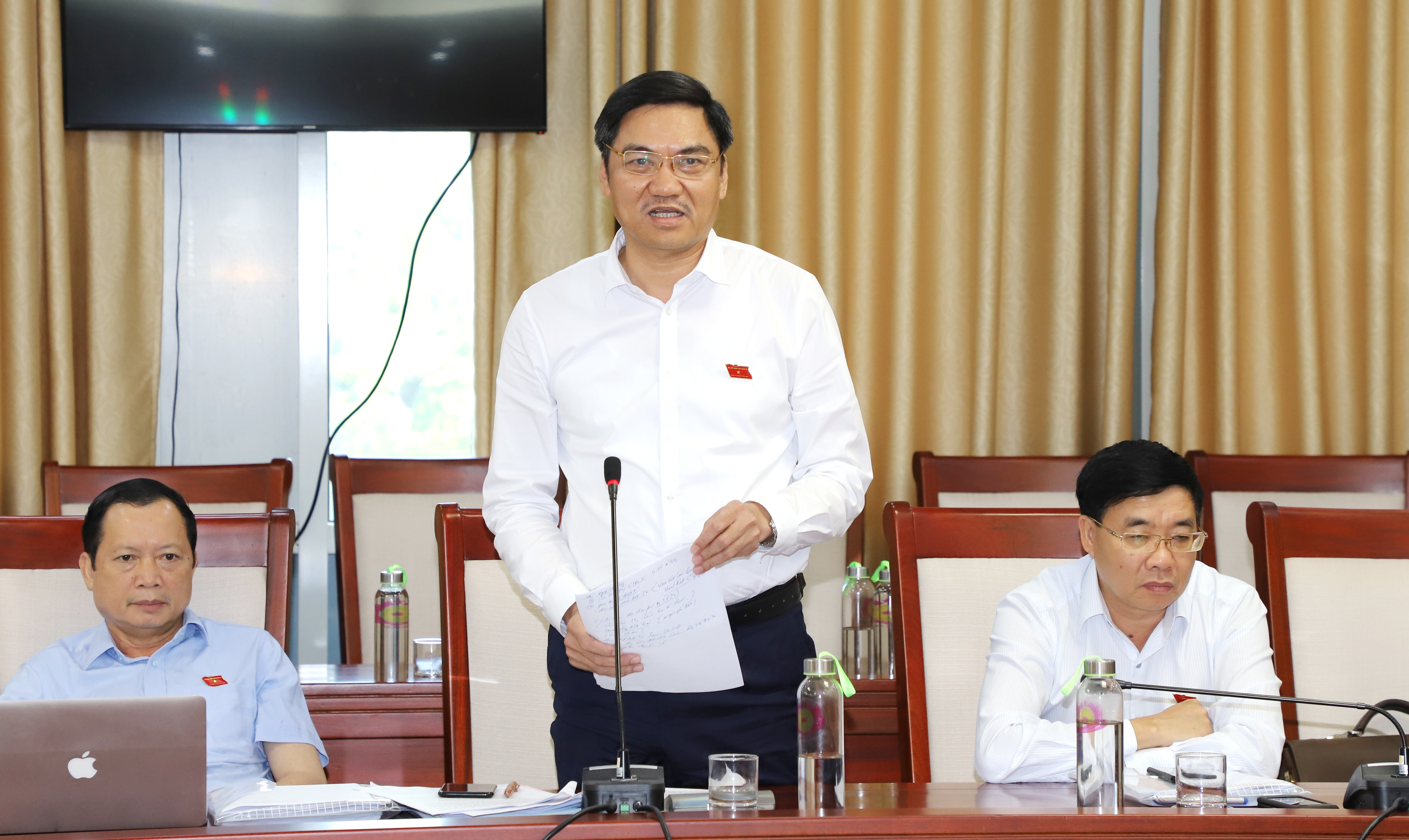 Đồng chí Hoàng Nghĩa Hiếu - Phó Chủ tịch UBND tỉnh trao đổi một số ý kiến của các đại biểu. Ảnh: Phạm Bằng
