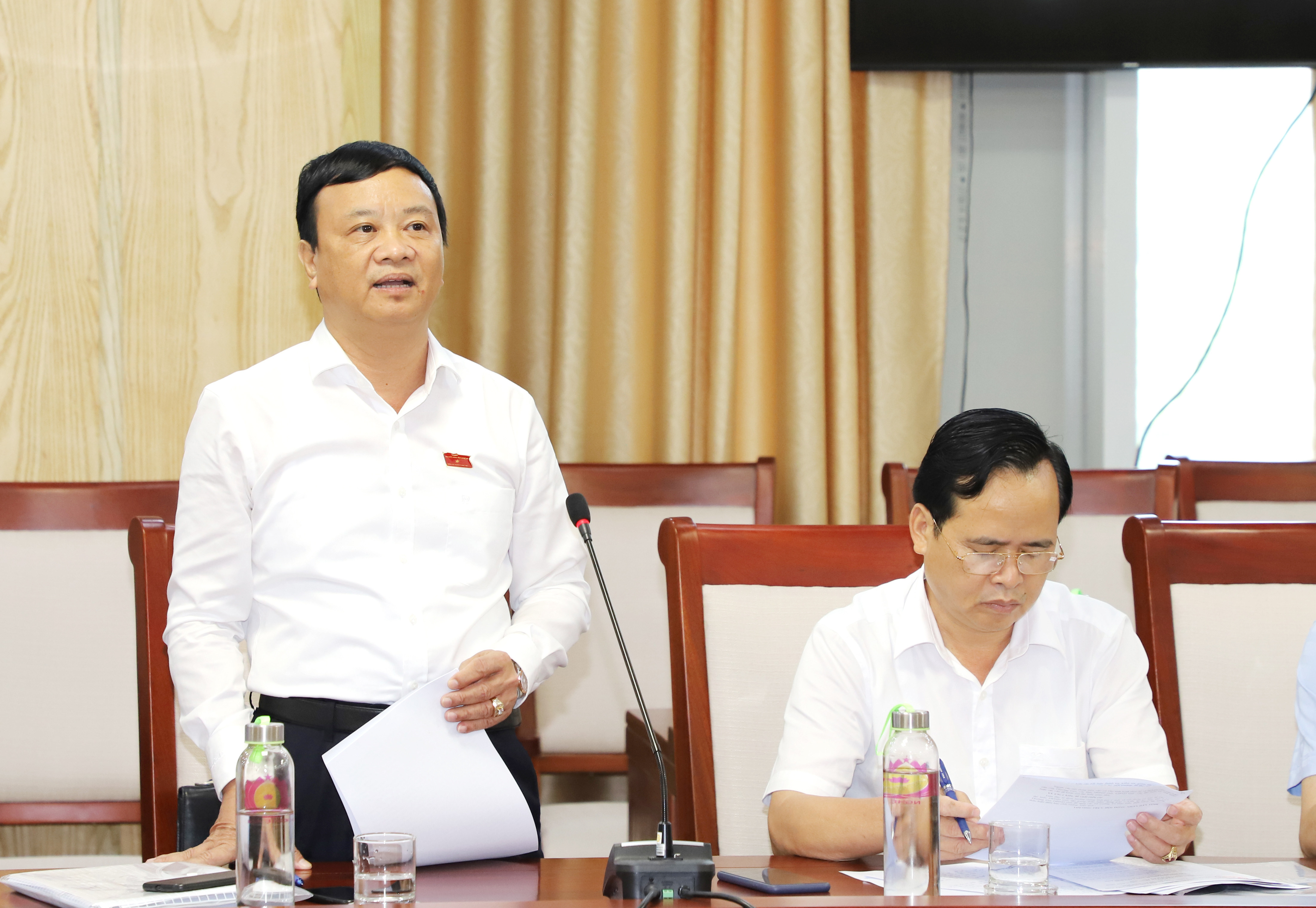 Đại biểu Nguyễn Văn Hải - Bí thư Huyện ủy Tương Dương đề nghị giải quyết sớm những tồn tại do các dự án thủy điện gây ra. Ảnh: Phạm Bằng