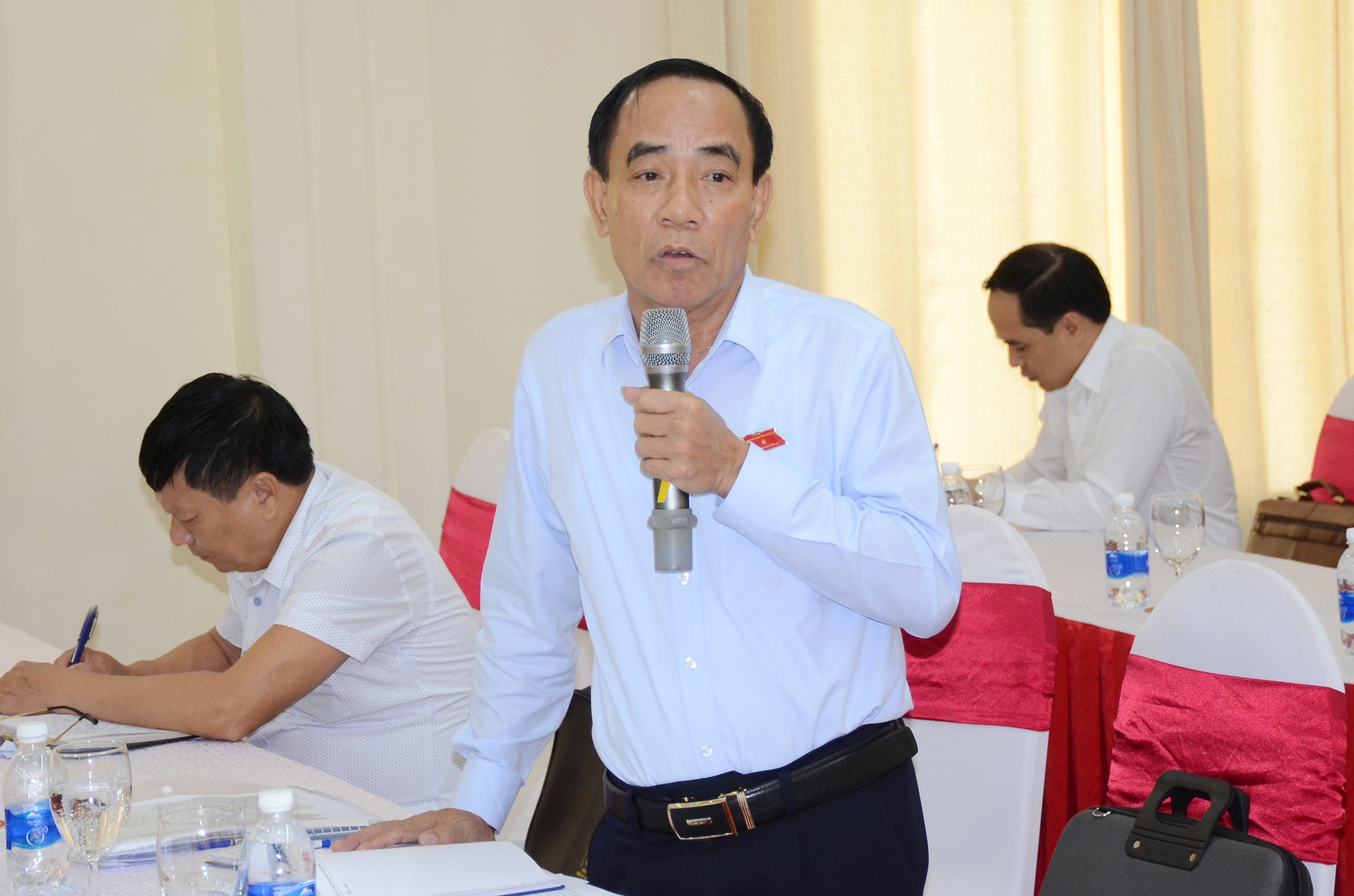 Đại biểu HĐND tỉnh Trần Văn Hường, Phó Chủ tịch Hội Nông dân tỉnh phát biểu tại phiên thảo luận tổ. Ảnh: Thành Chung