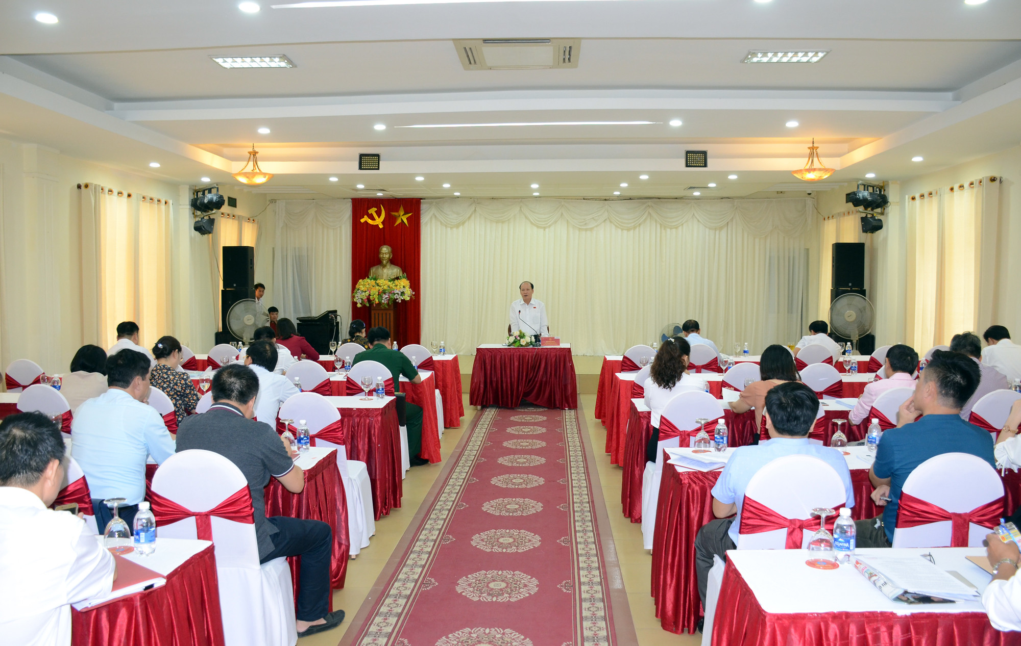 Tham gia phiên thảo luận tổ số 4 có các đại biểu HĐND tỉnh được bầu ở các huyện Nam Đàn, Hưng Nguyên, Nghi Lộc và đại diện các sở, ban, ngành. Ảnh: Thành Chung