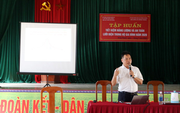 Lê Thanh Mai – Giám đốc Điện lực Yên Thành phổ biến về an toàn lưới điện. Ảnh PV