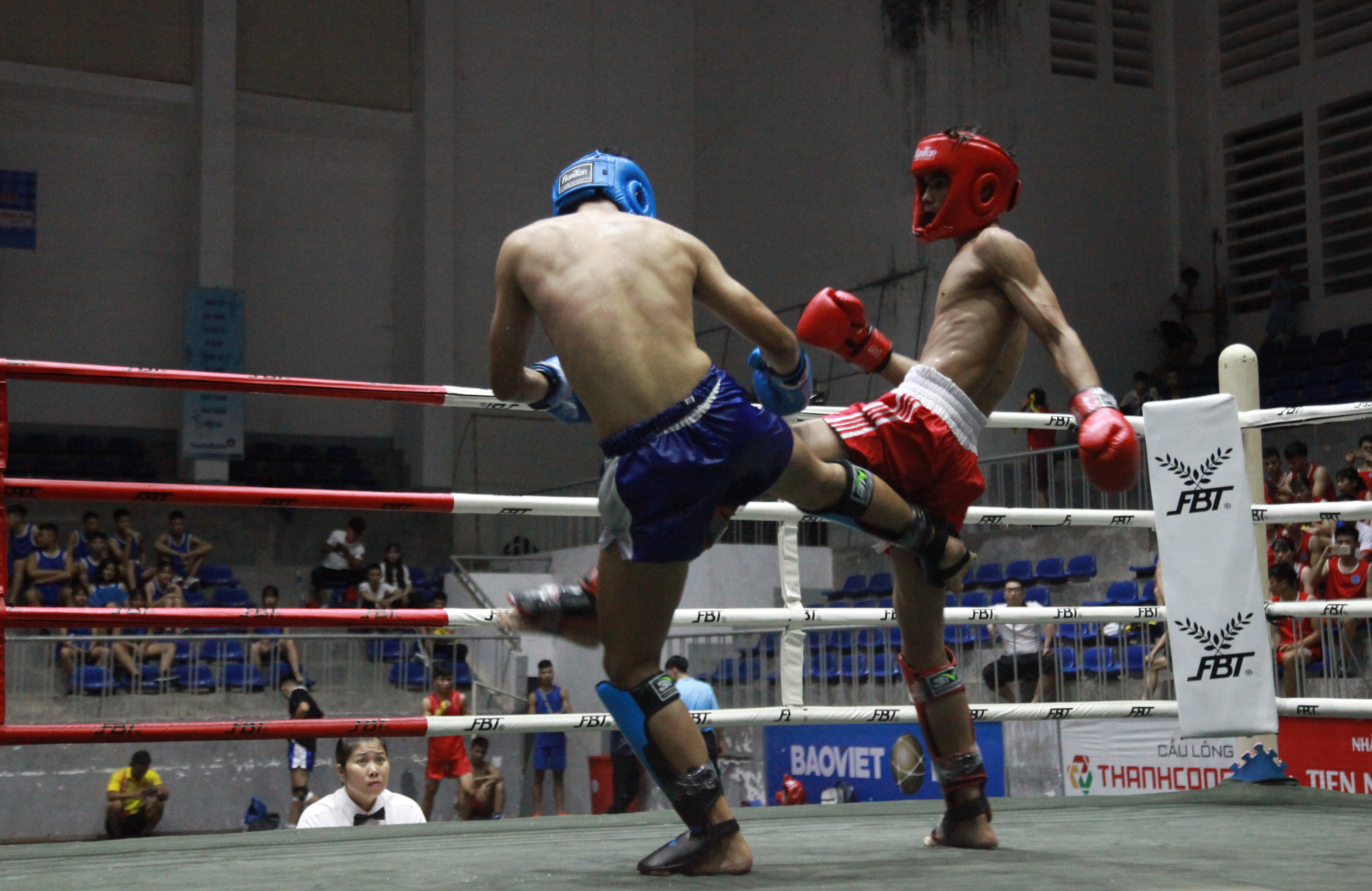 Màn so tài quyết liệt trong ngày khai mạc Giải vô địch Kick-Boxing trẻ toàn quốc 2020. Ảnh: TK