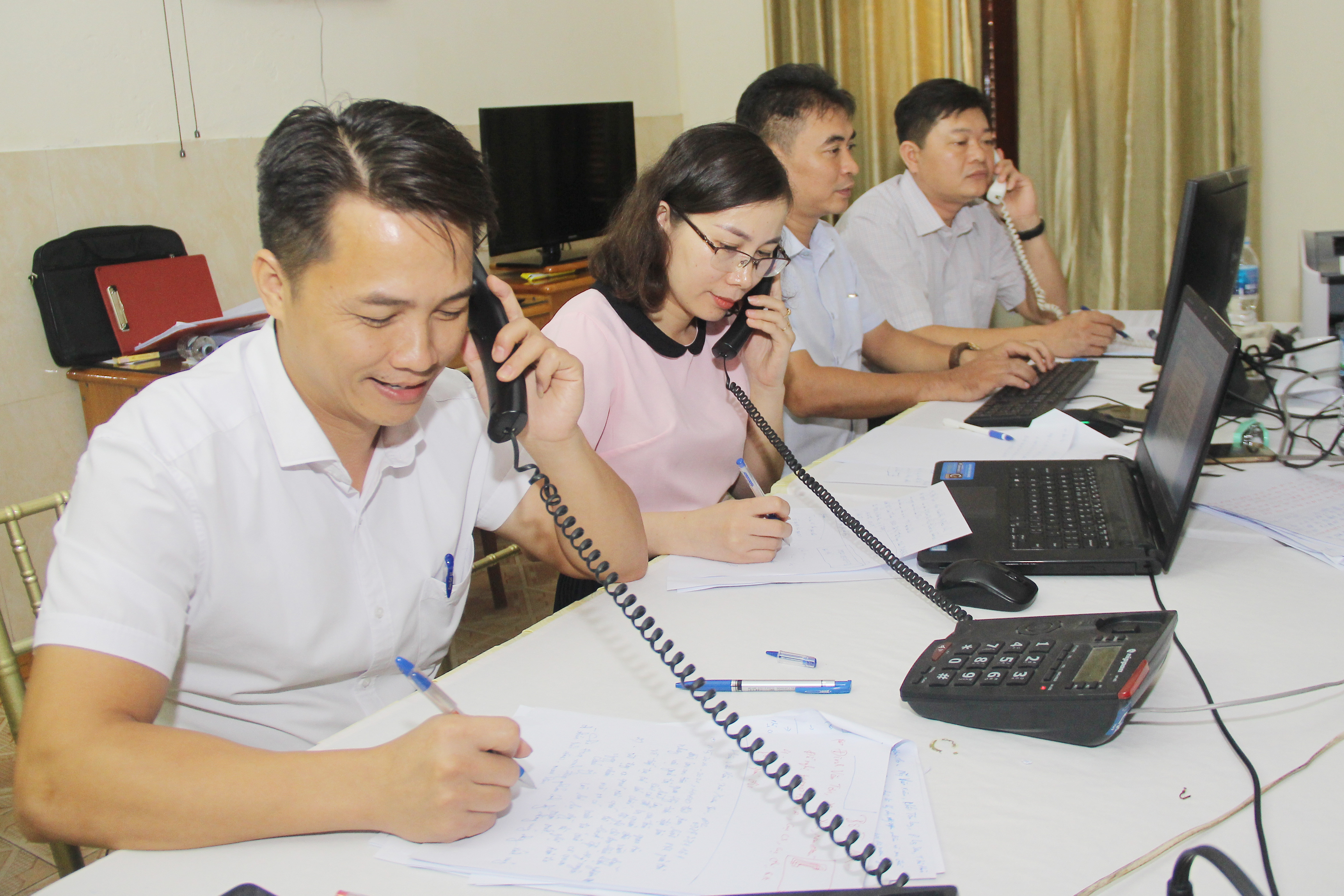 Kỳ họp HĐND tỉnh duy trì 3 đường dây điện thoại trực tuyến tại kỳ họp. Ảnh: Mai Hoa