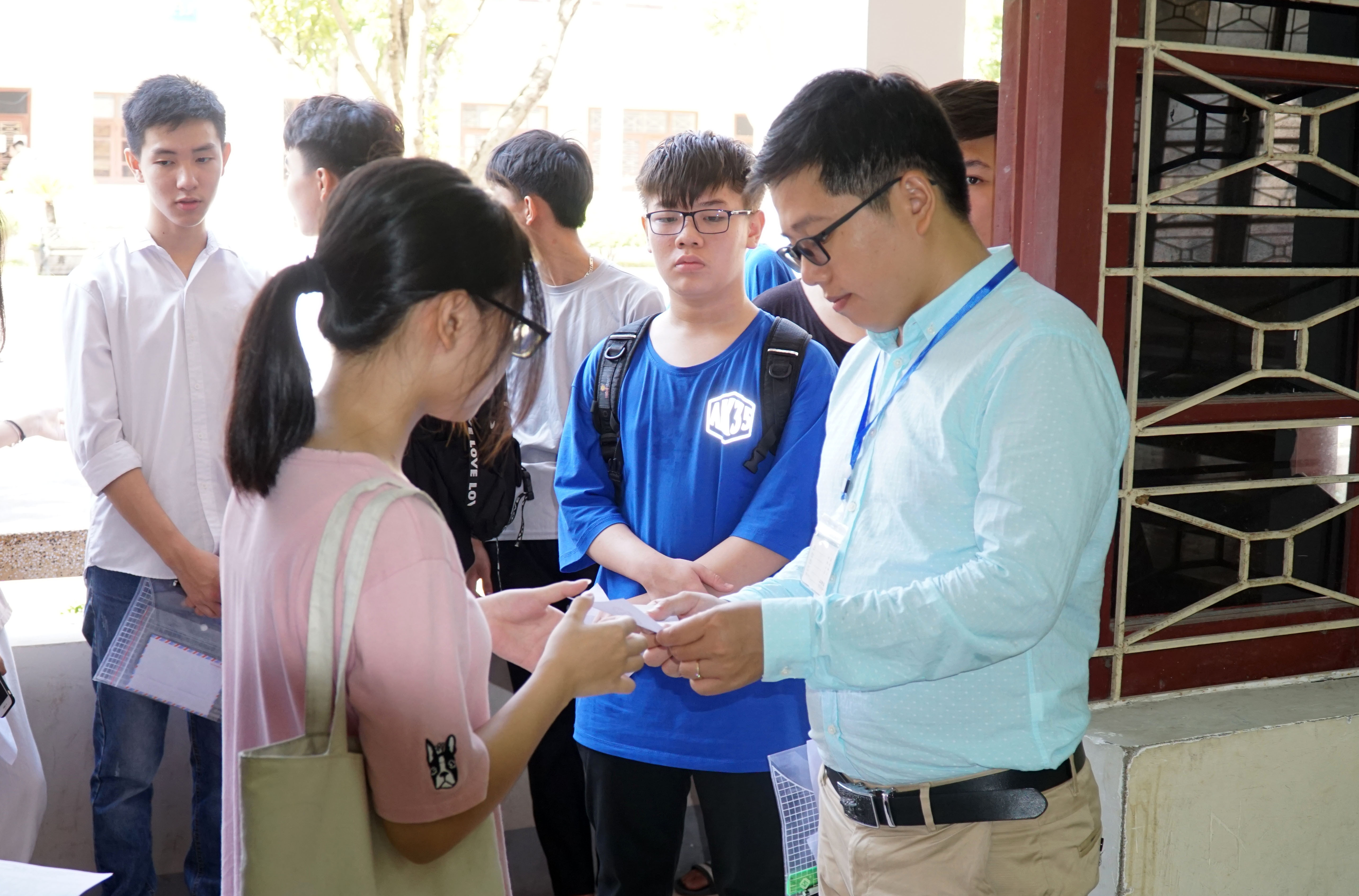 Sáng nay, Trường THPT chuyên Đại học Vinh đã tập trung thí sinh. Ảnh: Mỹ Hà.